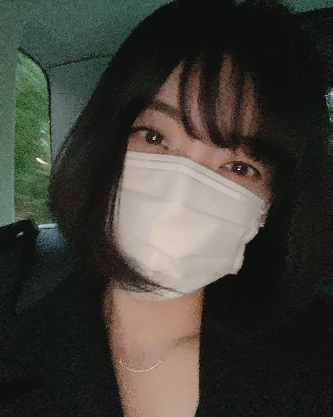 のインスタグラム：「・ 今日は久々のコンサート　　 演奏会は誰も話さないので安心 感想はまたのちほどべつに書くとして  いつのまにかインスタの仕様が変化して テキスト作成が、黒背景に白文字に。 それはいいのですが、 写真投稿の場合、 余白だった部分が　 黒くなってしまうんです(この写真はなぜか余白部分が出ない) これ、白に戻す方法はないのかな？ もしご存知の方がいらっしゃれば、 ぜひ教えてください！ ちなみに、 iPhoneの設定から選べる 「画面表示と明るさ」は、 「ライト」を選択しています。  #miekokawakami#川上未映子」