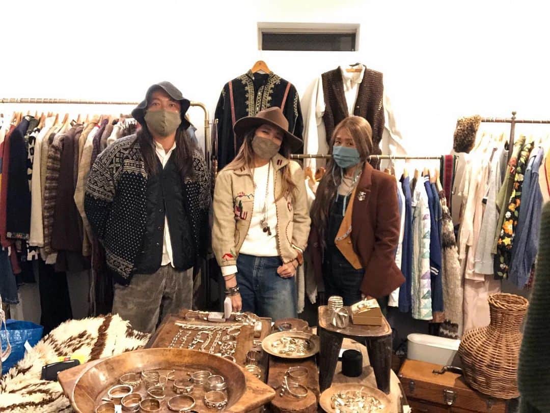 のインスタグラム：「Swell × 鈴木商店  初の試みでかなり突発的な試みでもありましたが寒い中足を運んで下さった皆さま本当にありがとうございました  こんな時期であるからこそ気を付けながらも何か楽しんでいただけることができたらという思いが常にあります  お客様の目をキラキラさせながら商品を手に取ってくださっている姿がやっぱり好きなのです  次の営業は7日月曜日 シルバージュエリーは引き続き置いてもらうようにしました 商品もインスタにアップしきれないくらい新しいものを投入していますのでぜひお立ち寄りくださいませ  #swellvtg #tokyo #harajuku #vintage #レディース古着 #silverjewelry」