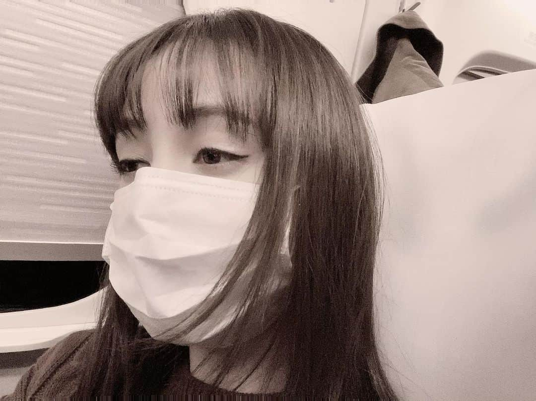 トリンドル玲奈さんのインスタグラム写真 - (トリンドル玲奈Instagram)「自撮りをしようと試みたけど、今にも寝てしまいそうだったある日。  睡眠って大事だなぁとしみじみ。  ってことで、おやすみなさい🌙 ☺️✨」12月6日 0時00分 - toritori0123