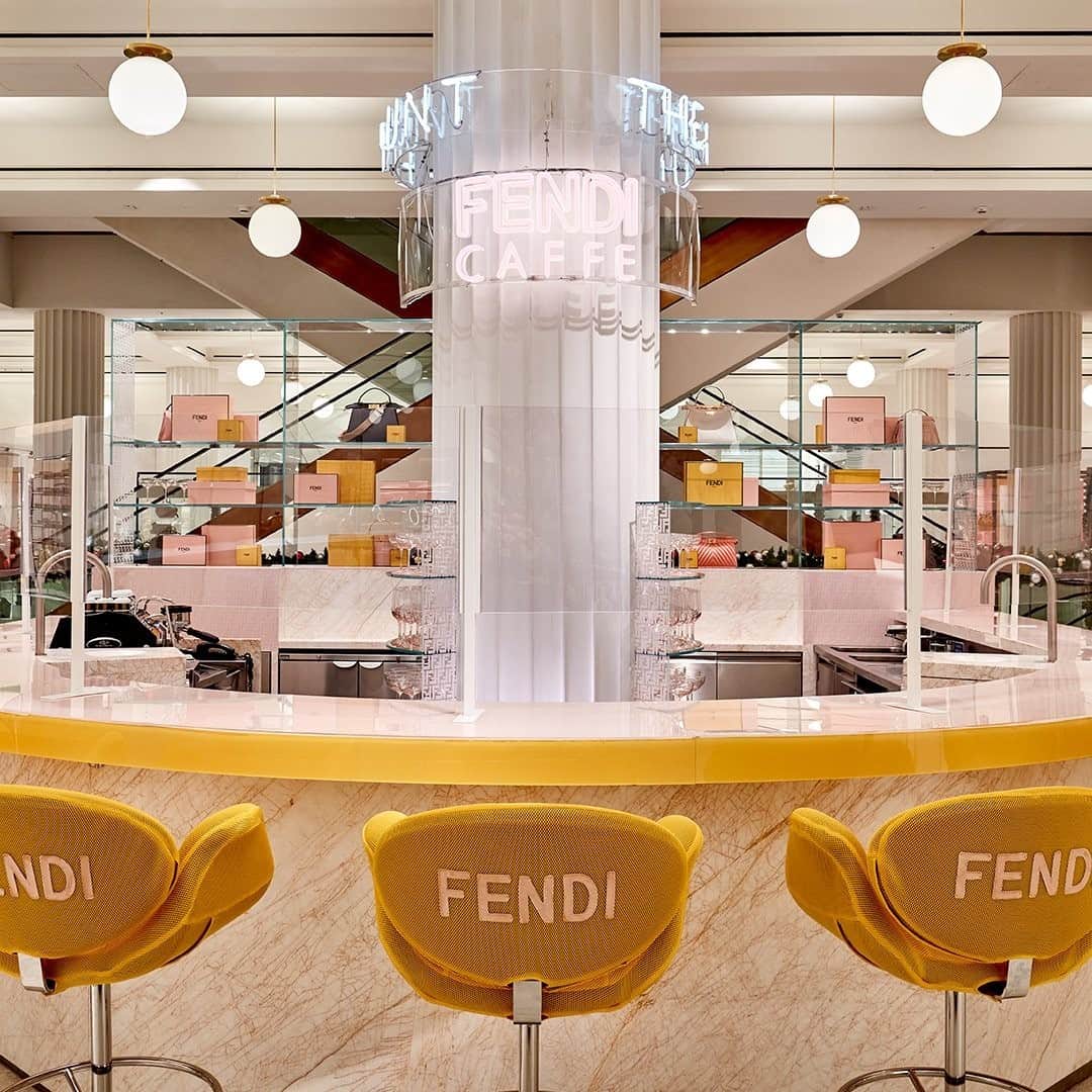 セルフリッジズさんのインスタグラム写真 - (セルフリッジズInstagram)「Take a seat at the #FendiCafe • Have you been to visit our #SelfridgesLondon Fount bar which has been taken over by @fendi yet? Fendi cocktails, Fendi coffees and Fendi bites. Plan your trip at the link in our bio #SelfridgesChristmas」12月6日 0時00分 - theofficialselfridges
