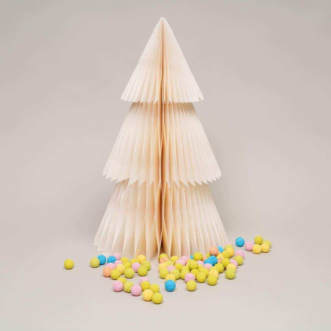 マリア・シャラポワのインスタグラム：「Find us under the Christmas tree ☺️🎾」