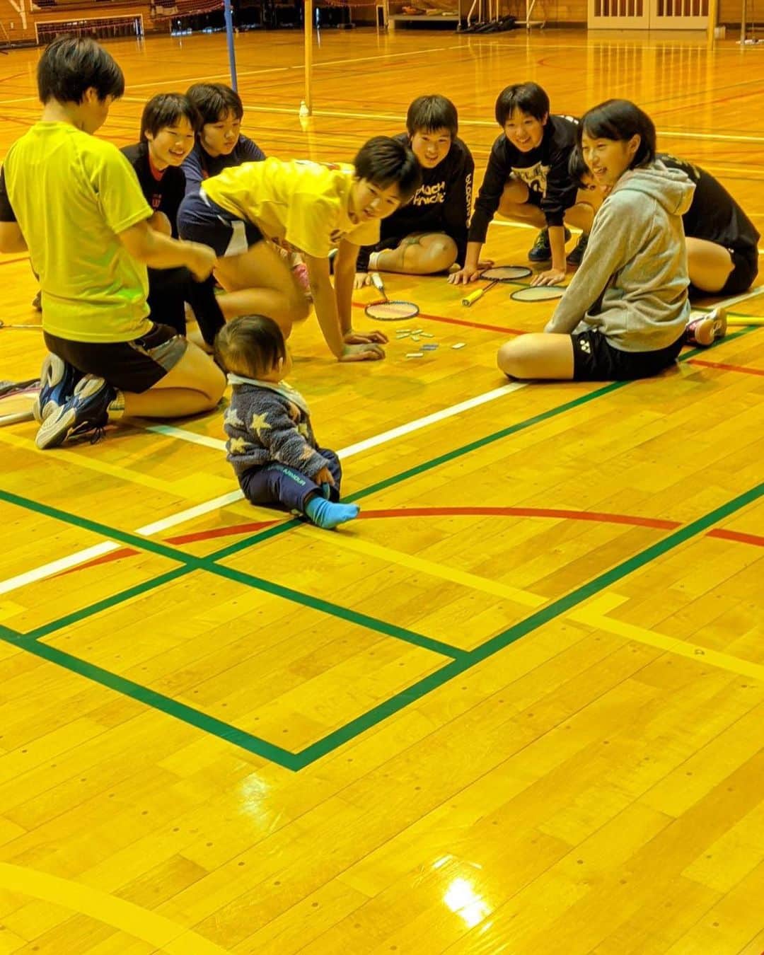 前田美順さんのインスタグラム写真 - (前田美順Instagram)「. #熊本中央高校女子バドミントン部  . 練習行ってきましたー！ トレーニングを含めた紅白戦。 . オーダー作戦会議にはママの代わりに息子が参加。ありがとね。 . あいりチームの勝ち。 罰ゲーム決めときゃよかったな。。。 . . . #楽しく厳しく  #課題持って  #誰かのために頑張る  #チームのために頑張る  #私たちならできる」12月6日 0時12分 - miyukimaeda_badminton
