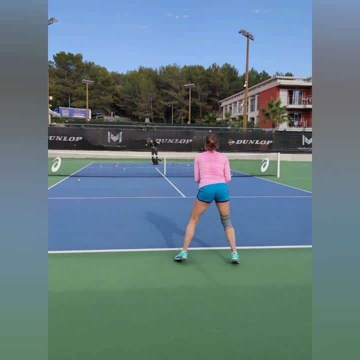 のインスタグラム：「Forehands from all angles 🎯🎯🎯 Another week of practice done ✔💪 Ready to sleep all sunday 😂🥴   Coups droits sous tous les angles 🎯🎯🎯 Une autre semaine d'entrainement terminée ✔💪 Prête à dormir tout dimanche 😂🥴 #workinprogress」