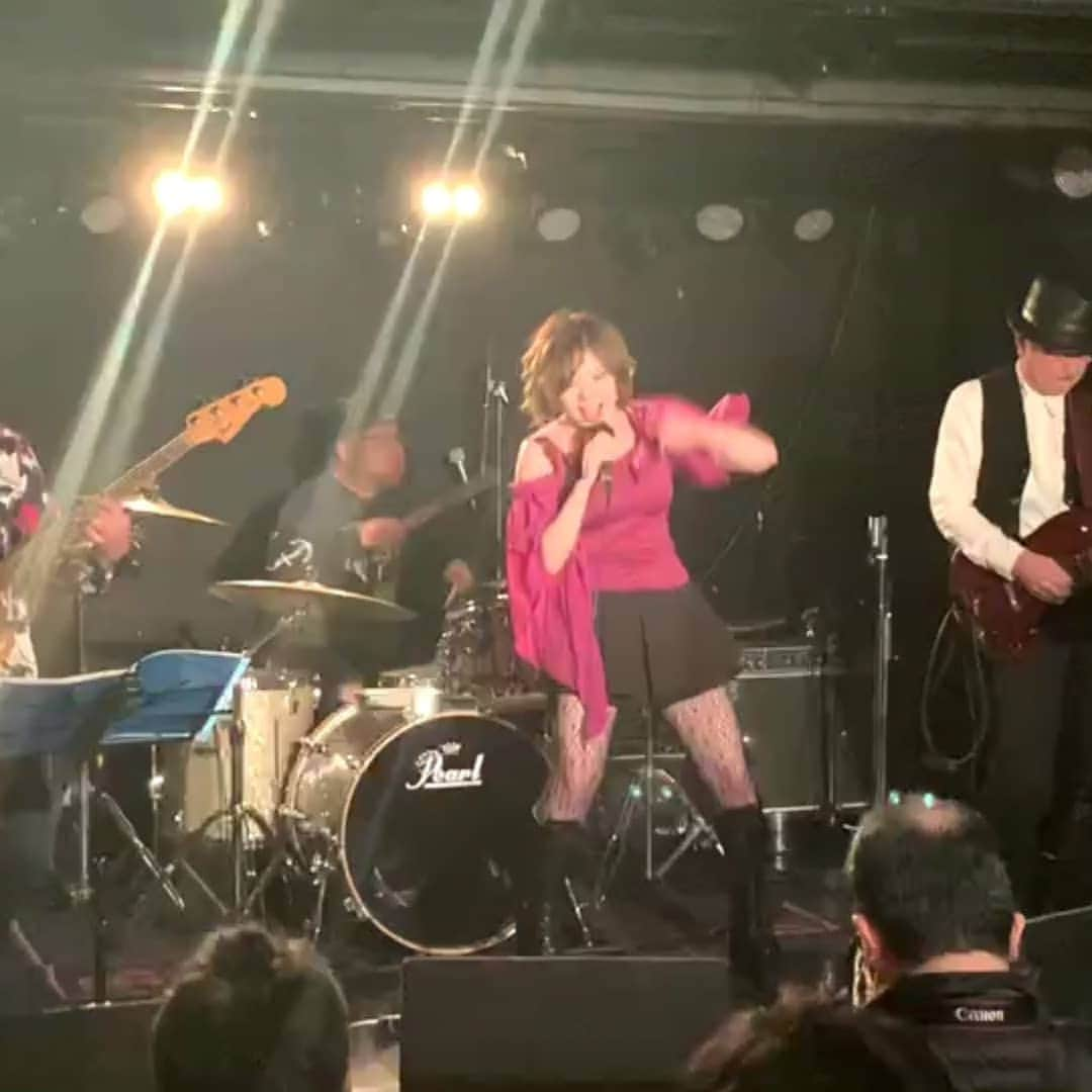 市瀬 美和のインスタグラム：「久しぶりのライブ  一曲入魂全力投球してきました 生バンドやっぱり楽しいーーー！！  2021年はライブできる機会が増えそうですうれしい 初ライブは1月30日！ 代々木バーバラです  スケジュールに書いといてね  #バンド #歌 #女優 #舞台女優 #Rock」