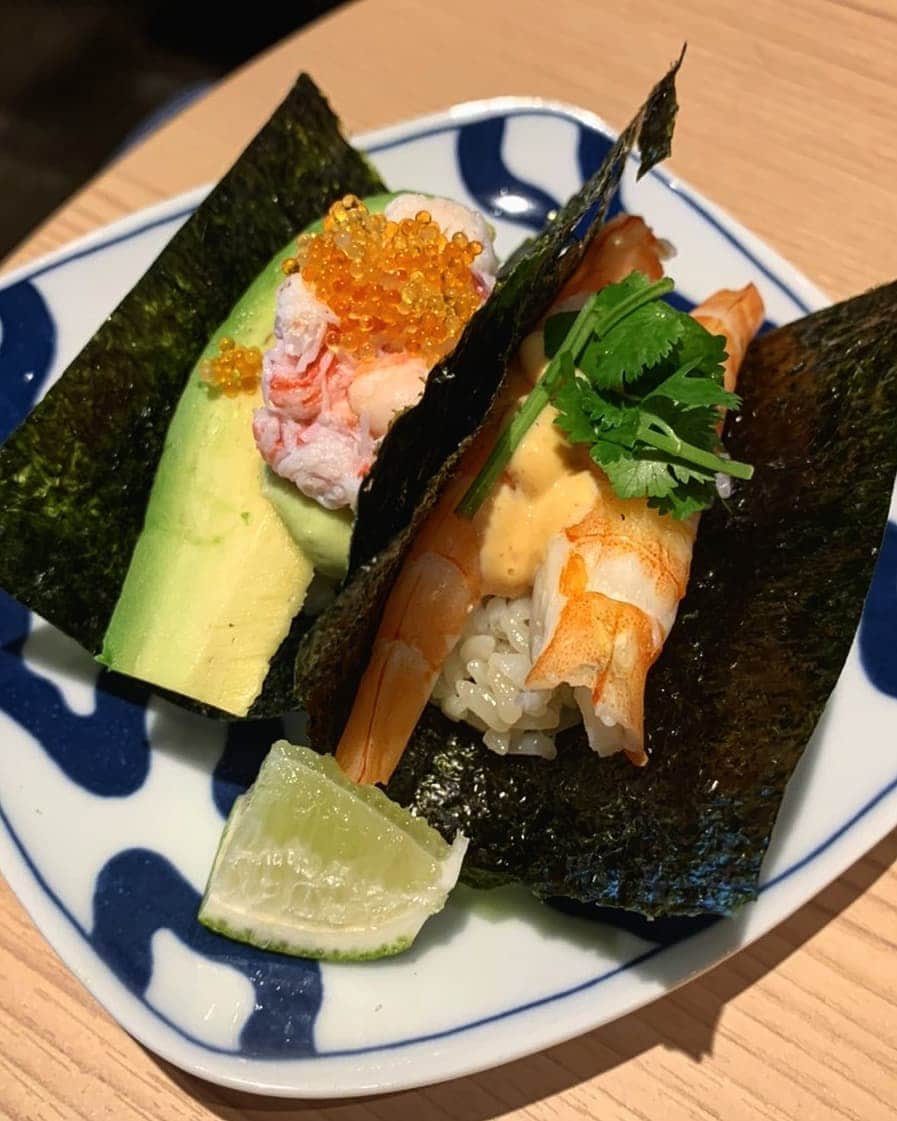 のインスタグラム：「(*˙︶˙*)☆*° ☆☆☆ 栄に12/10グランドオープン🎉 ・ 📍寿司と串とわたくし @sushi.kushi.watakushi  ・ ◎すし屋のプッチンプリン ◎すしサンド ◎すし屋のうにボナーラ ◎和ノ国の牛 肉軍艦 ◎今宵のすし三種盛り ◎あさり赤だし ◎最中アイス ・ ドリンクは♡チュウハイを頼むと やかんででてくるよ😁 ・ 数量限定のうにボナーラ😍 うにたっぷり入ってて濃厚💕💕 (⊙ө⊙)❁⃘❀ ・ 肉軍艦のいくらとキャビア♡♡ お肉(ﾟдﾟ)ｳﾏｰ🌟｡:* ・ あつあつの串揚げも👍 ・ どれも 楽しくて♡♡美味しかった😋 ・ お土産の大人のいなりすしまで(•ө•)♡ ・ 店員さん達も元気で優しかった♡ ・ また伺いたいです！ ・ ご馳走さまでしたm(_ _)m♡ ・ オープンおめでとうございます🎉🎉 ・ ・ ～＊～＊～＊～ #寿司と串とわたくし#栄#栄グルメ#栄ディナー#栄居酒屋#名古屋グルメ#名古屋インスタ交流会#あいなご#ナゴレコ#ジェニサーチ#genic_food#uwasalabo#aumoグルメ#インスタグルメアワード2020#おでかけちゃん#レセプション#オープン#名古屋居酒屋#instafood#やかんチューハイ」