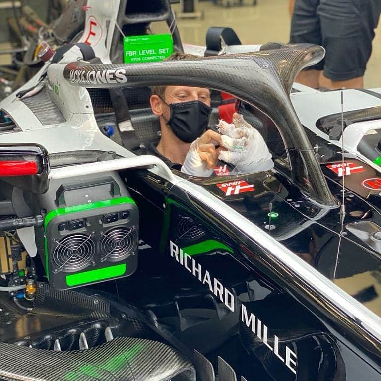 ロマン・グロージャンのインスタグラム：「Not my usual racing gloves on, but seating back in my @haasf1team felt really good. I was so happy #r8g #roadtoAbuDhabi @f1」