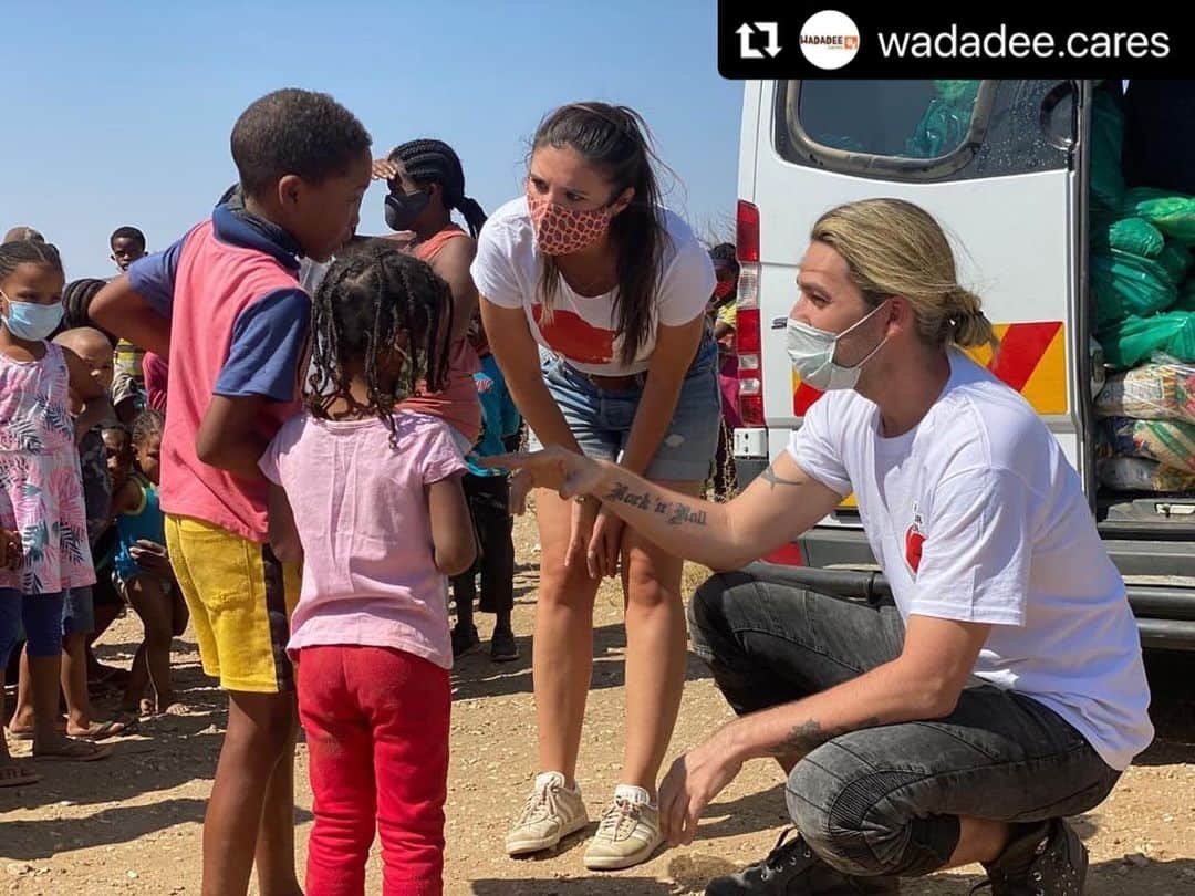 デイヴィッド・ギャレットさんのインスタグラム写真 - (デイヴィッド・ギャレットInstagram)「#Repost @wadadee.cares  ・・・ A few weeks ago we had a very special visitor in Namibia - @davidgarrettinsta was sent by @einherzfuerkinder to support Shaun, Lena and our whole team with our new project in Groot Aub. It’s been a great honor! Thank you, David & EHFK! ♥️🇳🇦  Join us tomorrow at 20:15 h in #ZDF for the @einherzfuerkinder Gala 2020 with @lenamibia and @davidgarrettinsta ♥️」12月6日 0時25分 - davidgarrettinsta