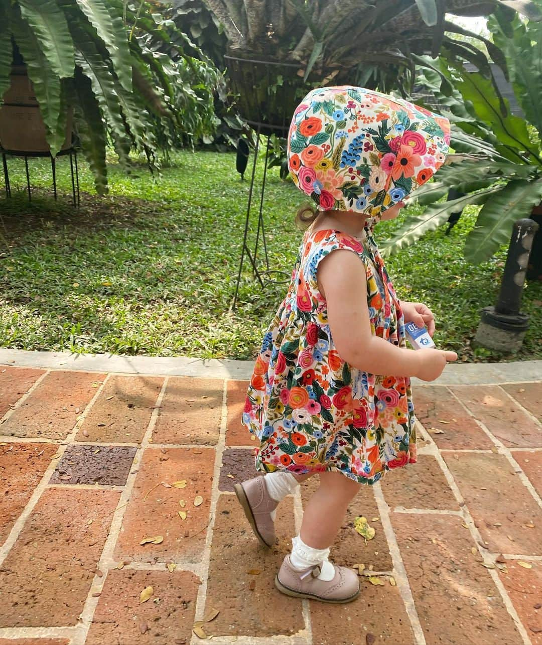 タリアナ・バルガスさんのインスタグラム写真 - (タリアナ・バルガスInstagram)「Mi flor favorita del jardín!! Me la paso jugando a las muñecas 😊👧🏻❤️」12月6日 0時27分 - talianav