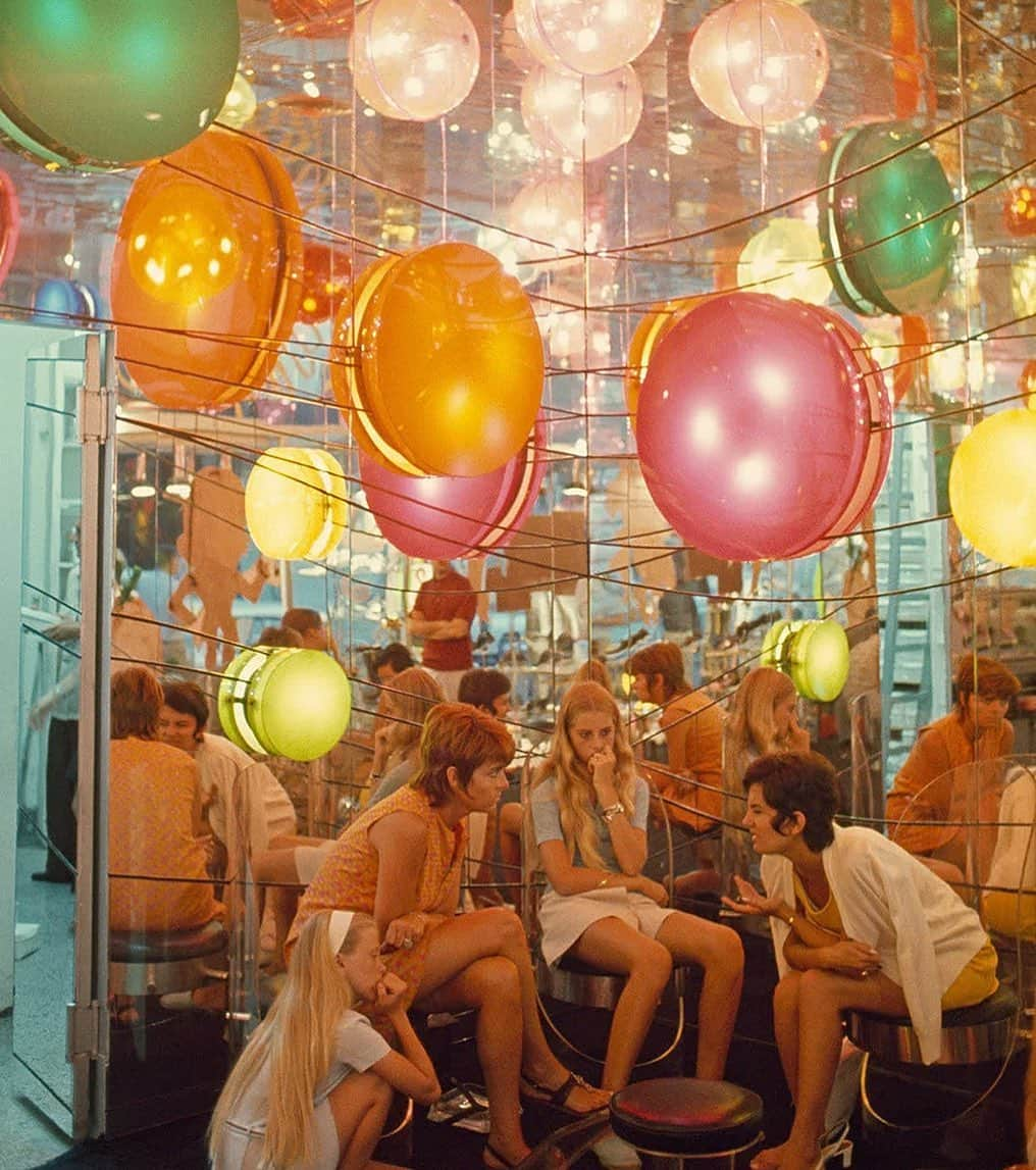 ブルックグレグソンのインスタグラム：「Saturday dreaming. Women sit in a modern boutique in Casablanca 1971. Photo by Thomas J Abercrombie 🎈 🌈✨ #casablanca #1971」