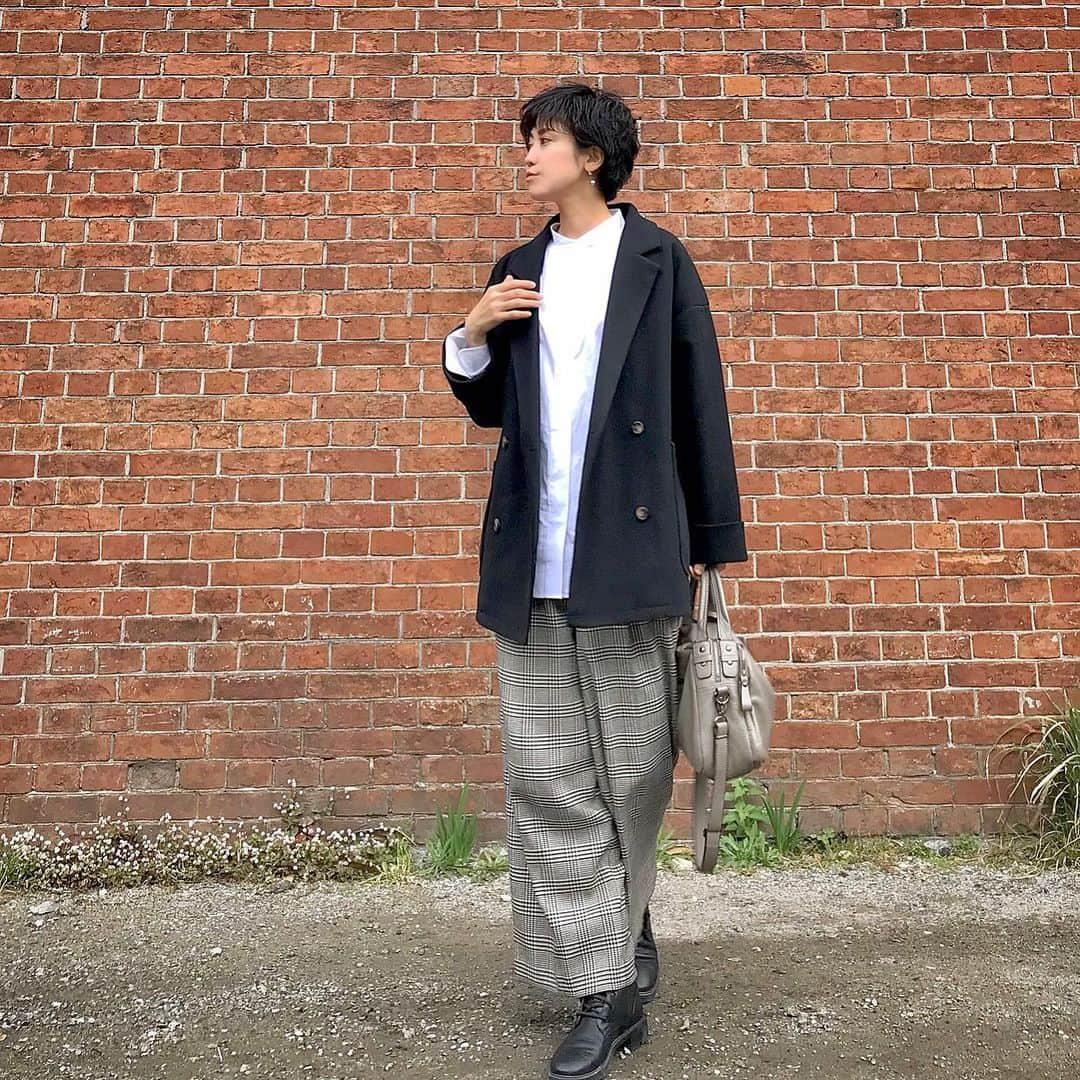 ryo0809appleさんのインスタグラム写真 - (ryo0809appleInstagram)「#coordinate ・ ・ ・ UNIQLO+J 2点だけ購入した内の1つ。 スタンドカラーシャツ👔 少し大きめのシルエットで着たかったのでXLに。 グレンチェックのワイドパンツとオーバーサイズのジャケットコートでマニッシュに◡̈ ・ ・ ・ #服記録 #プチプラコーデ #プチプラ #プチプラファッション #ママコーデ #ママファッション #アラフォーコーデ #40代コーデ #アラフォーママ #高身長コーデ #高身長女子 #先日のコーデ #kaumo_fashion #locari #ponte_fashion #mineby3mootd #ママスタ秋コーデ  #coca_code #ジャケットコート #uniqlo #ユニクロ #ユニジョ #uniqlojilsander #プラスj #スーピマコットンスタンドカラーシャツ #ユニクロきれいめ部  #plst #プラステ」12月6日 0時30分 - ryo0809apple