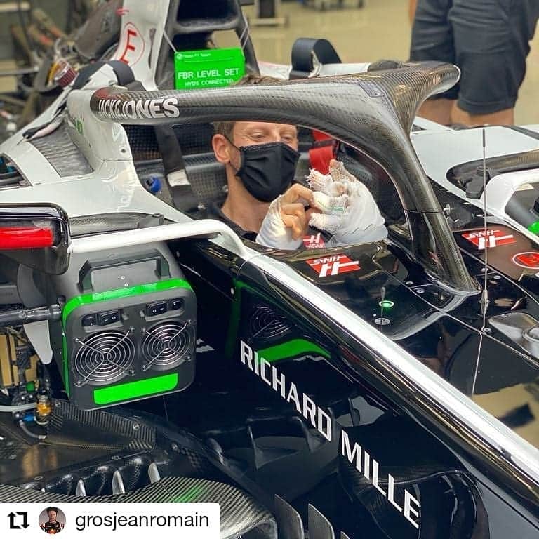 F1さんのインスタグラム写真 - (F1Instagram)「Ultimate fighting spirit! 💪  📸 #Repost x @grosjeanromain   Not my usual racing gloves on, but seating back in my @haasf1team felt really good. I was so happy  #F1 #Formula1 #SakhirGP #r8g #roadtoAbuDhabi」12月6日 0時32分 - f1