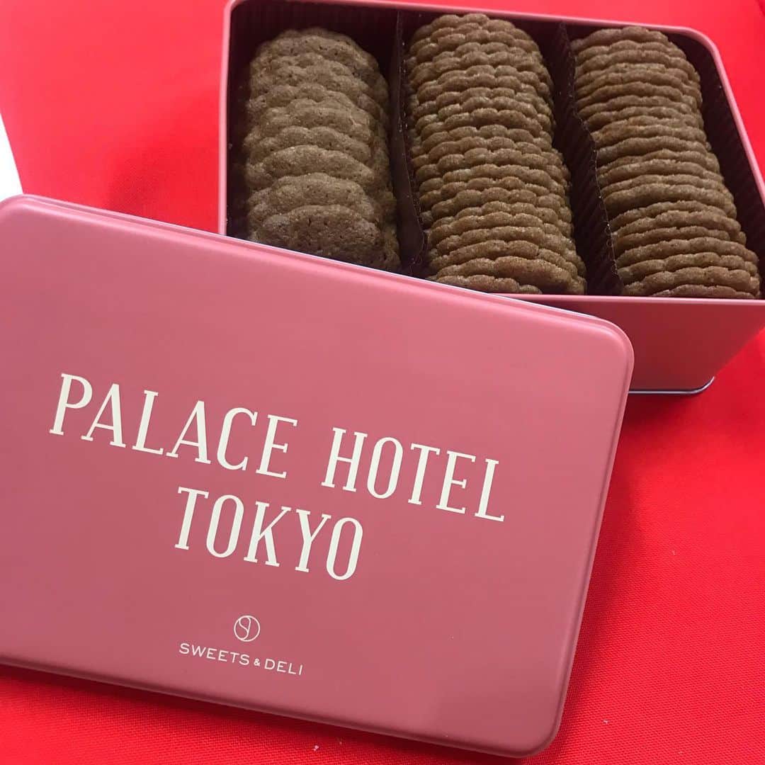 松田蘭さんのインスタグラム写真 - (松田蘭Instagram)「オリエンタルバイオ様からパレスホテル東京のクッキーを頂きました🍪🍪  ラフィーネレディの宣材写真を撮影してくださった大輪さん(@musubi_inc )デザインのクッキー缶です♡  ラフィーネカラーの缶ですね❤️💚  赤い缶は新しく発売された シナモンとジンジャーのサブレで シャンパンやワインにも合うと書いてありました！ 大人のサブレです🍷  緑の缶は クッキーの詰め合わせです！  パレスホテル東京のサイトから購入できます！↓ shop.palacehoteltokyo.com/shop/item_list…  #パレスホテル東京  #palacehoteltokyo  #クッキー缶  #サブレ #クッキー #お菓子の詰め合わせ  #贈り物  #レースクイーン #RQ」12月5日 15時44分 - ran_mjargtne