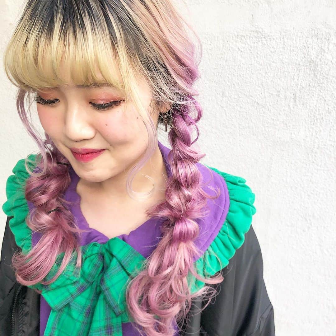 Miki Kajiwaraさんのインスタグラム写真 - (Miki KajiwaraInstagram)「抜けた色が可愛すぎてサクッとオシャレおさげアレンジ♡♡ . . うす紫がいい感じに。。。 .  ルナちゃんいつもありがと♡」12月5日 15時37分 - kajimagic