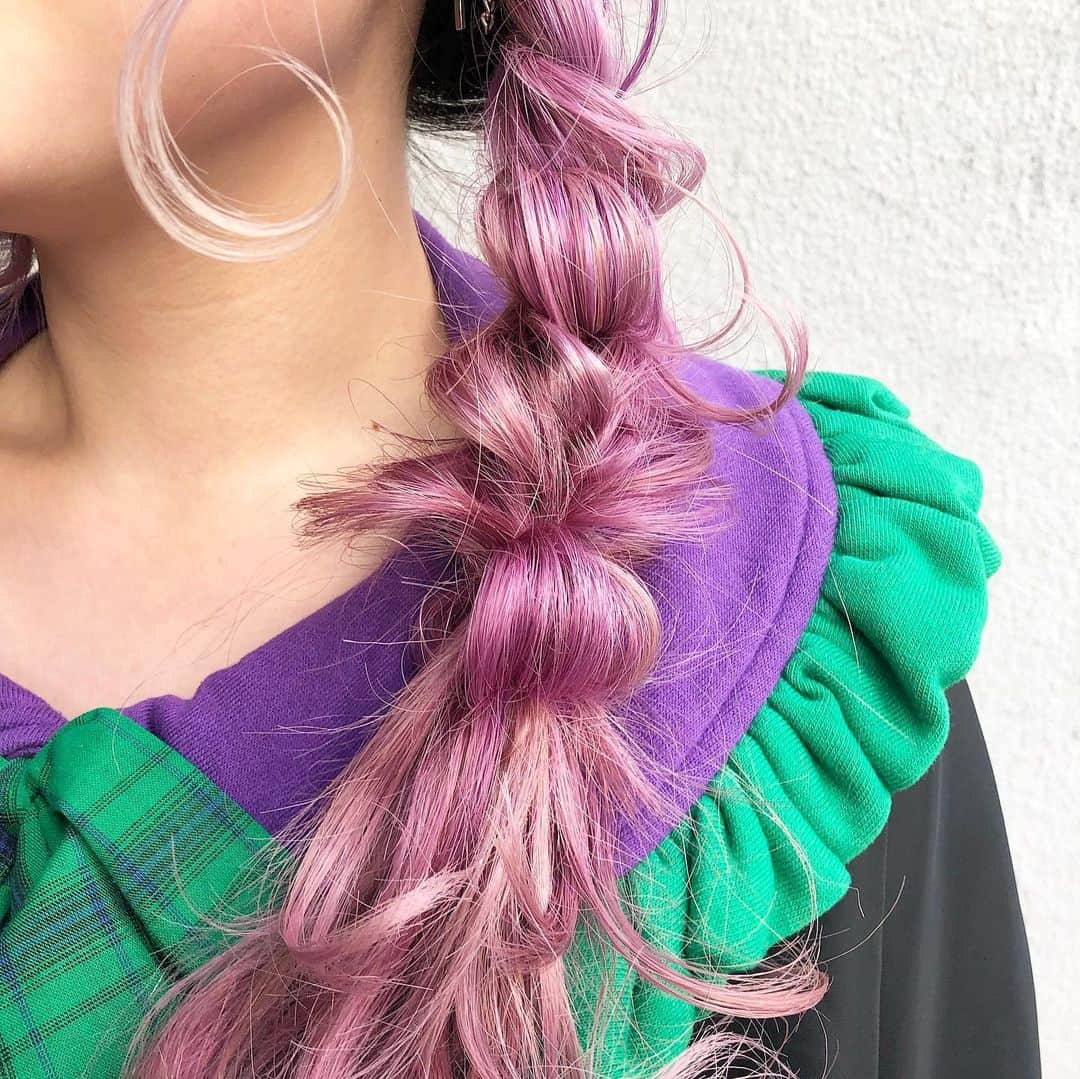 のインスタグラム：「抜けた色が可愛すぎてサクッとオシャレおさげアレンジ♡♡ . . うす紫がいい感じに。。。 .  ルナちゃんいつもありがと♡」