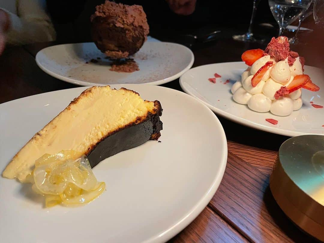 紺野ゆりさんのインスタグラム写真 - (紺野ゆりInstagram)「🍰 THE AOYAMA GRAND HOTELのバスクチーズケーキ。 もうほんっとに美味しい❣️ なめらかで口溶け最高、ペロリ🤤 ちなみに、6th by orientalのバスクチーズケーキと一緒みたい☆  季節によって変わるメレンゲのスイーツ、今回は🍓でした☆ メレンゲってあまり自分からは選ばなかったけど、 ここのはすっごく美味しい❣️ アフタヌーンティー行ってみたいな☕️ だれか行こう〜笑　  #yuriおすすめ   #青山グランドホテル#ベルコモ#バスクチーズケーキ」12月5日 15時37分 - yuri_konno_official