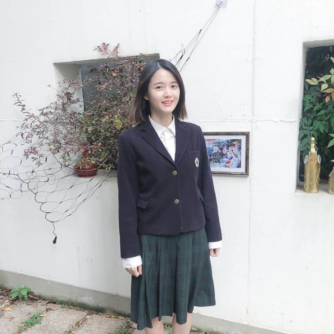 ナム・ボラのインスタグラム：「12년만에 졸업한 고등학교 교복을 입어봄 뭔가 새롭다... 학교 다닐땐 교복 이쁜단 생각 단 한번도 해본적 없는데... 다시 입어보니까 우리 교복 이뻤구나?! 이화 배꽃마크도 지금 다시보니까 너무 이쁘다!! 그땐 왜 몰랐을까?  (교복 안 줄이길 정말 잘했다 생각을 함)」