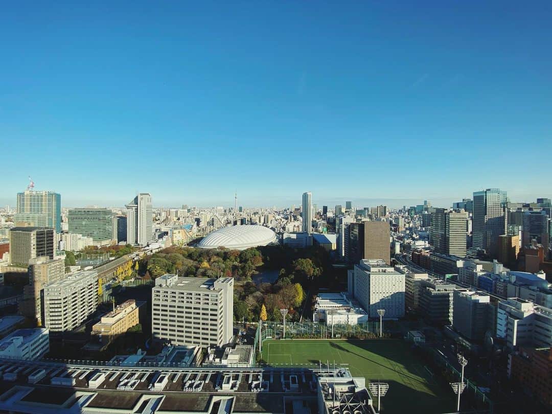 石川龍のインスタグラム：「東京ドームの向こうにスカイツリー。 #東京ドーム #スカイツリー」