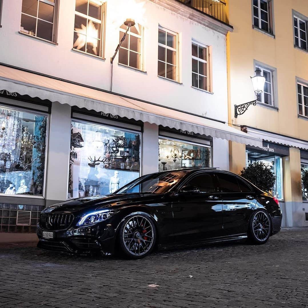 CARLiFESTYLEさんのインスタグラム写真 - (CARLiFESTYLEInstagram)「Can’t go wrong with an all black Mercedes C63 S. #carlifestyle photo @srs_swissrichstreets #C63s」12月5日 15時42分 - carlifestyle