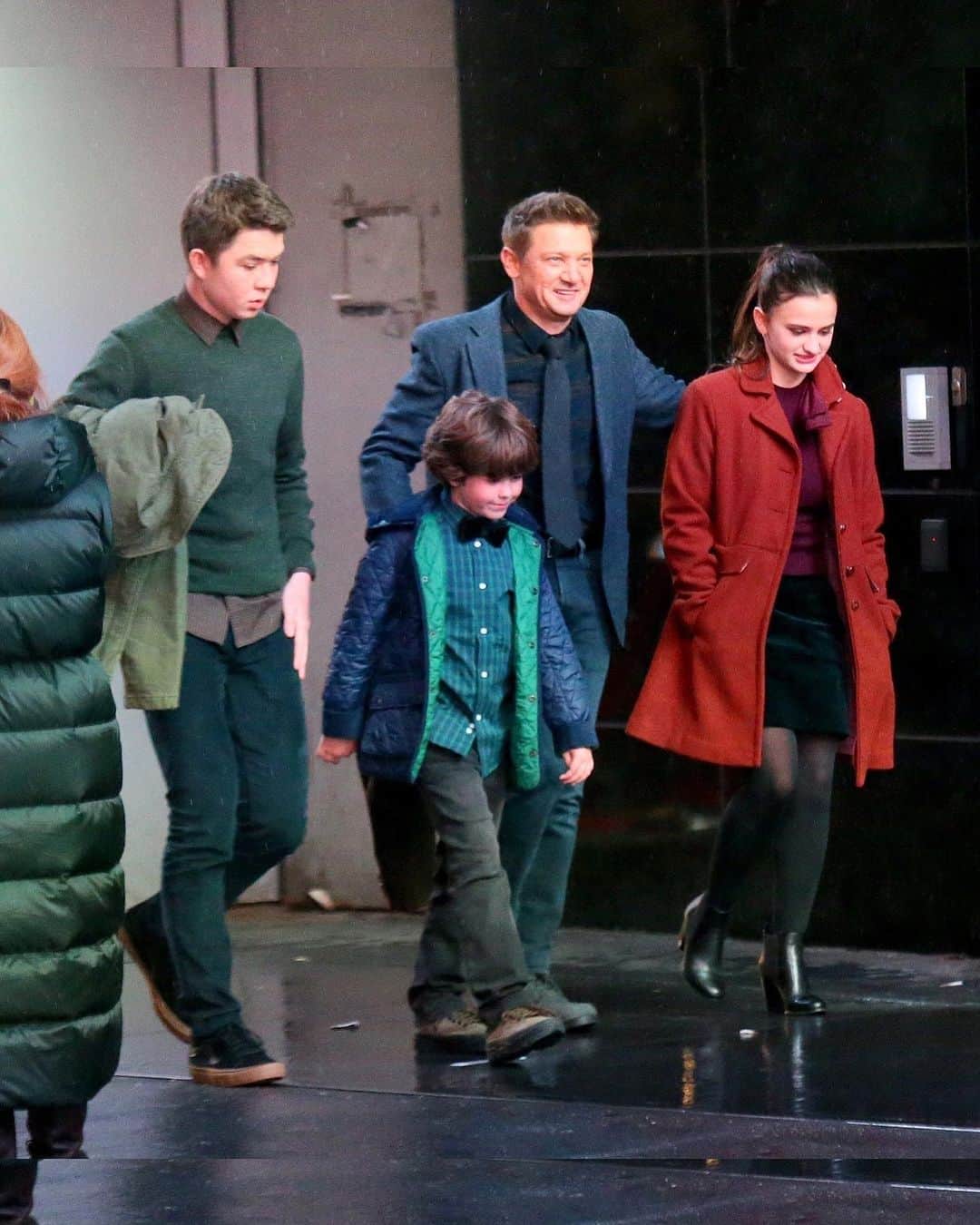 Just Jaredさんのインスタグラム写真 - (Just JaredInstagram)「Jeremy Renner films with Ben Sakamoto, Ava Russo, and Cade Woodward, who will reprise their roles as Clint Barton’s children in #Hawkeye #JeremyRenner #Hawkeye #AvaRusso #BenSakamoto #CadeWoodward  Photos: Backgrid」12月5日 15時47分 - justjared