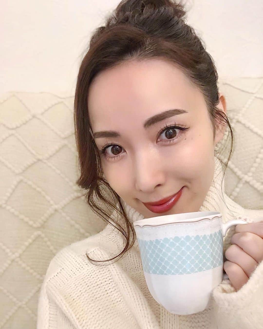 瀬戸早妃のインスタグラム：「ずっと飲んでいるC_coffee @c_coffee_official ☕️ 夏はアイスで飲んでましたが、最近はぐっと寒さが増してきたのでホットで飲んでいます❄️  炭のパウダーが入っているコーヒーで、炭の高い吸着力で不要なものをデトックスしてくれるの♫ . 炭のほかにもエネルギー分解が早いMCTオイルや水溶性食物繊維が入っていて、ダイエットをサポートしてくれます😊  #チャコールコーヒー  #ダイエットコーヒー #コーヒーのある暮らし #炭 #MCTオイル #チャコールクレンズ #ダイエット #シーコーヒー #cコーヒー #c_coffee #pr #おうちカフェ」