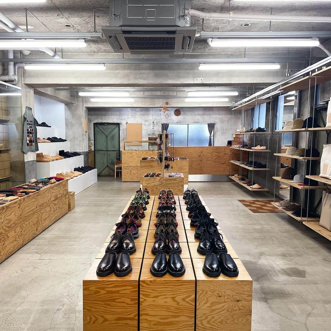 エンダースキーマのインスタグラム：「New collection 2021ws(winter/spring) delivery has started.﻿ Flagship stores @sukima_shop and retailers in Japan.﻿ *abroad mid Dec﻿ ﻿ photo: sukima Ebisu, Kappabashi, Miyashita Park﻿ ﻿ #henderscheme #スキマ #2021ws」