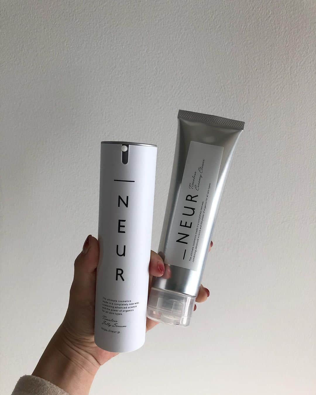 北岡りえさんのインスタグラム写真 - (北岡りえInstagram)「new skin care 🪞  @_neur.jp  のオーガニックの オールインワン美容液と、 W洗顔不要のクレンジングに🛁  オールインワン初めて使ってみましたが、1本で5役兼ね備えた高機能ジェル美容液で ツヤと潤いが,, 🤍 手軽にできるのも嬉しい。  クレンジングもするするとメイクに馴染んで、洗い上がり ぷるんともち肌になったような。  続けてみて肌の経過みてみます🐻‍❄️  #_neur  #アンダーノイル #タイムレスジェリーセラム  #アンダーノイルのある暮らし」12月5日 15時51分 - rie_kitaoka