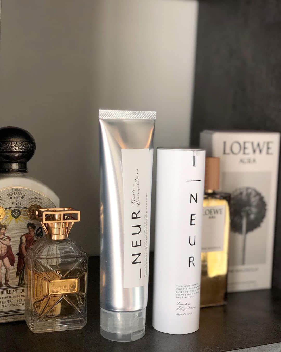 北岡りえのインスタグラム：「new skin care 🪞  @_neur.jp  のオーガニックの オールインワン美容液と、 W洗顔不要のクレンジングに🛁  オールインワン初めて使ってみましたが、1本で5役兼ね備えた高機能ジェル美容液で ツヤと潤いが,, 🤍 手軽にできるのも嬉しい。  クレンジングもするするとメイクに馴染んで、洗い上がり ぷるんともち肌になったような。  続けてみて肌の経過みてみます🐻‍❄️  #_neur  #アンダーノイル #タイムレスジェリーセラム  #アンダーノイルのある暮らし」