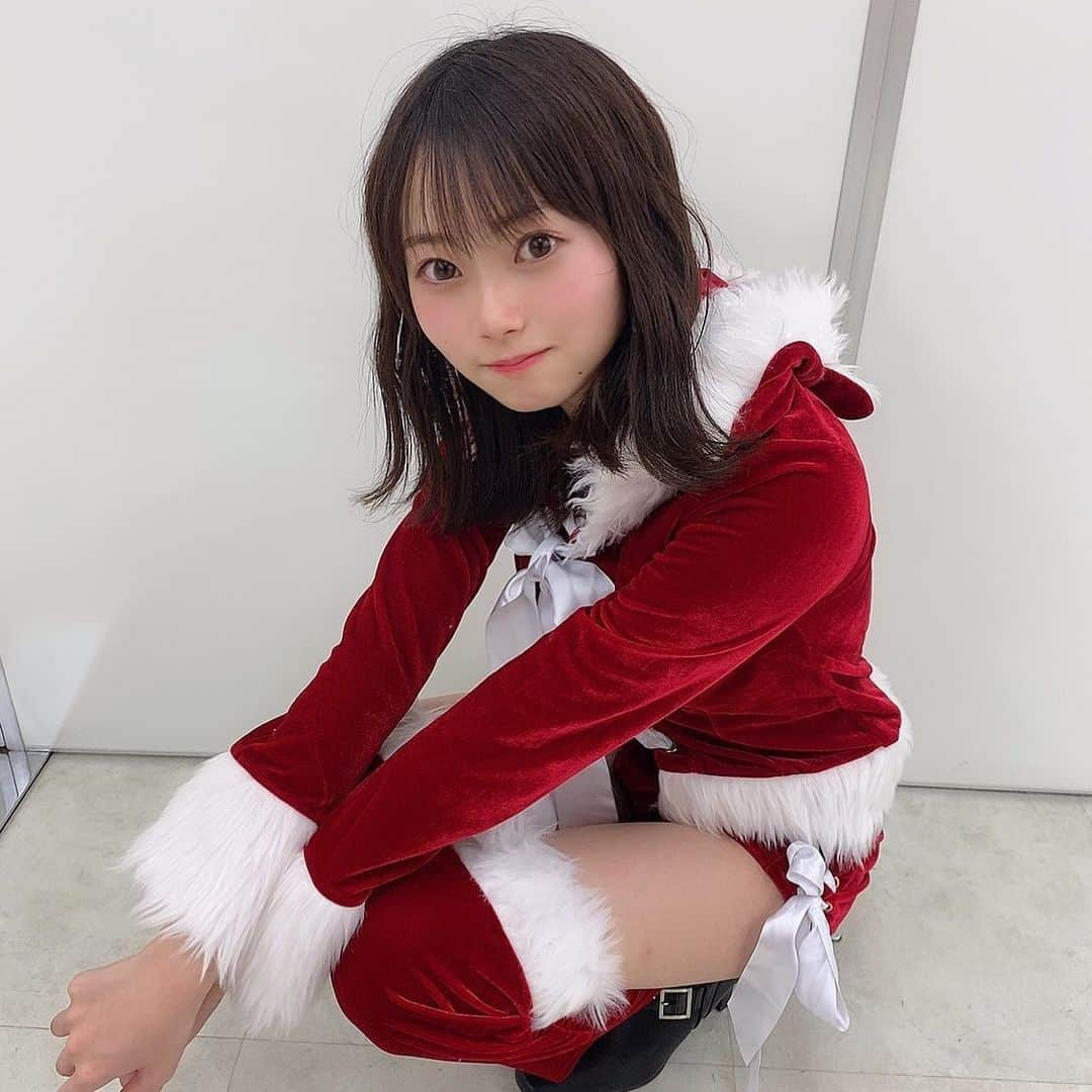 橋本桃呼さんのインスタグラム写真 - (橋本桃呼Instagram)「少し早めの赤サンタ🎅🏻🎀  2年前の握手会でも着たなぁ…🤤 なつかしい🙈  12月に入ったばかりだけど12月もたくさん好きって伝えてね|*･ω･)ﾁﾗｯ 伝えてくれたら、ももこサンタがクリスマスに来るかもしれません…🤫  #少し早めのクリスマス #あわてんぼうのサンタクロース #あわてんぼうのサンタさん #サンタコス #サンタさん #赤サンタ #followｍe #ふぉろーみー」12月5日 16時11分 - momoko__3628