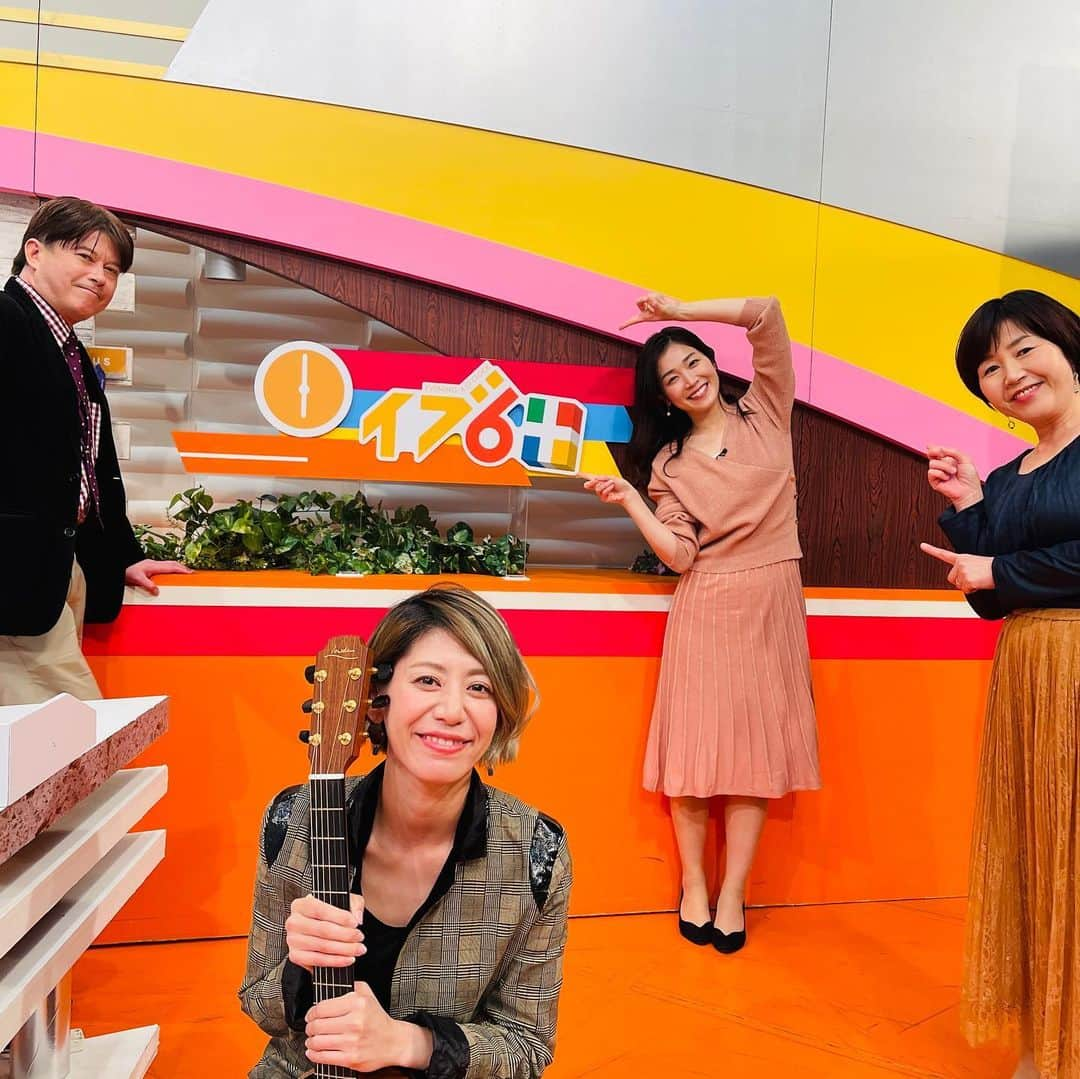 サトウヒロコさんのインスタグラム写真 - (サトウヒロコInstagram)「📺2020/12/04 とちぎテレビ『イブ6プラス 』でした。 年内最後の出演でした。 今年もお世話になりましてありがとうございました😊 岡田眞善さんがたくさん盗撮してくれました。 私も一眼レフが欲しくなりました。 誕生日プレゼント+クリスマスプレゼントに誰かください🎁🎁笑 . . #とちぎテレビ #とちテレ #サトウヒロコ #出演 ##生放送 #イブ6 #イブ6プラス  #盗撮 #一眼レフ #めっちゃ欲しい #サンタさん #私のお家にも来てね #岡田眞善 さん #盗撮もオシャレ #イブ6楽しい #ソーシャルディスタンス #どっかいけコロナ #誕生日 #12月8日 #誕生日プレゼント #一眼レフ欲しい #クリスマスプレゼント #少しでも歌える #喜び #生演奏 #生歌  #ローデン #lowden  #lowdenguitars」12月5日 16時11分 - satohiroko1208