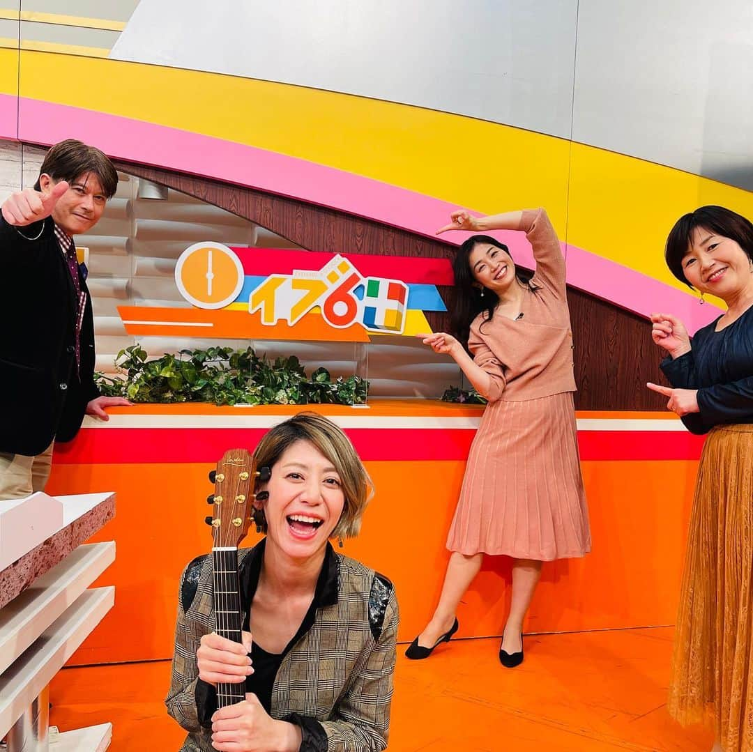 サトウヒロコさんのインスタグラム写真 - (サトウヒロコInstagram)「📺2020/12/04 とちぎテレビ『イブ6プラス 』でした。 年内最後の出演でした。 今年もお世話になりましてありがとうございました😊 岡田眞善さんがたくさん盗撮してくれました。 私も一眼レフが欲しくなりました。 誕生日プレゼント+クリスマスプレゼントに誰かください🎁🎁笑 . . #とちぎテレビ #とちテレ #サトウヒロコ #出演 ##生放送 #イブ6 #イブ6プラス  #盗撮 #一眼レフ #めっちゃ欲しい #サンタさん #私のお家にも来てね #岡田眞善 さん #盗撮もオシャレ #イブ6楽しい #ソーシャルディスタンス #どっかいけコロナ #誕生日 #12月8日 #誕生日プレゼント #一眼レフ欲しい #クリスマスプレゼント #少しでも歌える #喜び #生演奏 #生歌  #ローデン #lowden  #lowdenguitars」12月5日 16時11分 - satohiroko1208