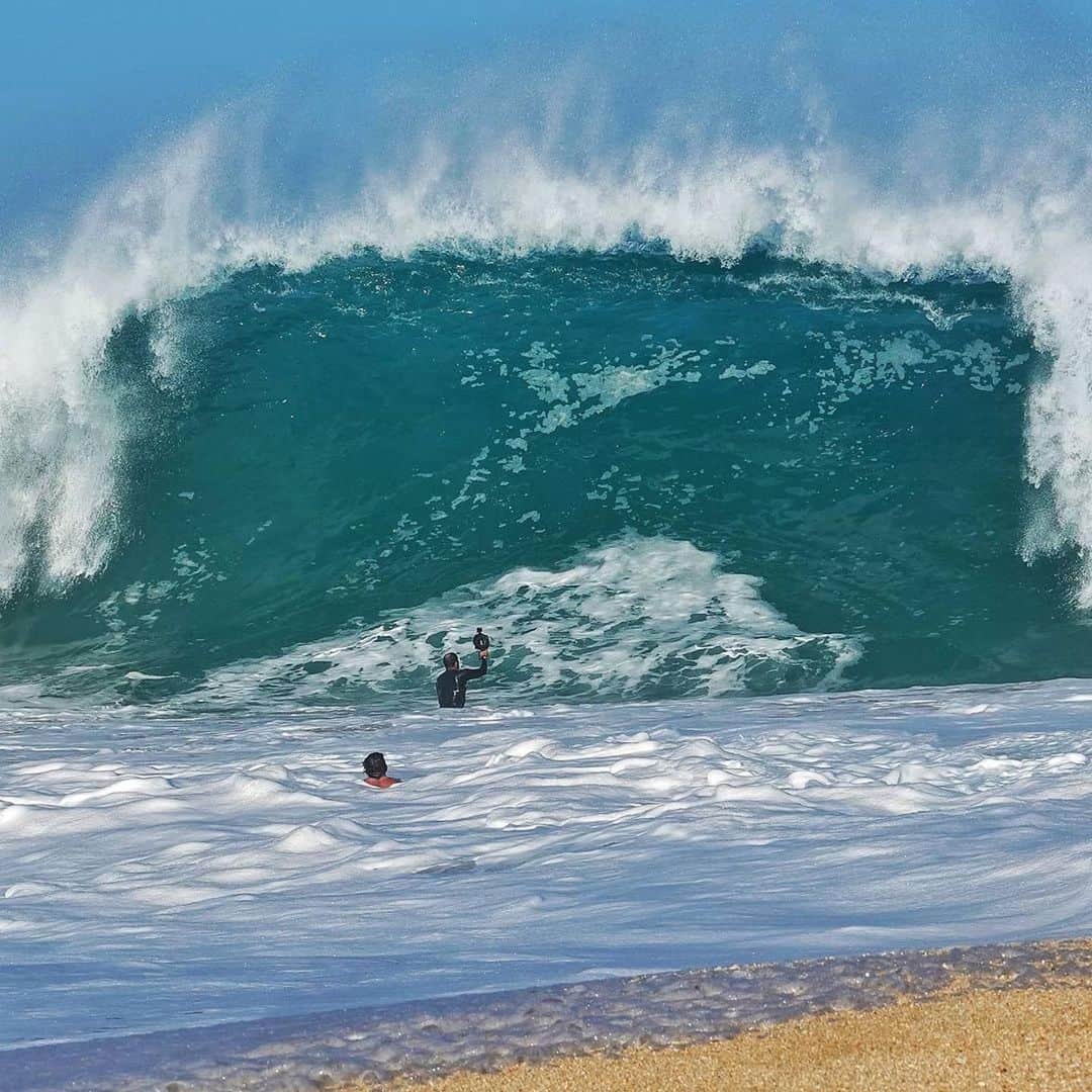 クラーク・リトルさんのインスタグラム写真 - (クラーク・リトルInstagram)「#Repost @hawaiijoephotos ・・・ @clarklittle charging shorebreak #keikibeach #shorebreak #hawaii #paradise」12月5日 16時05分 - clarklittle