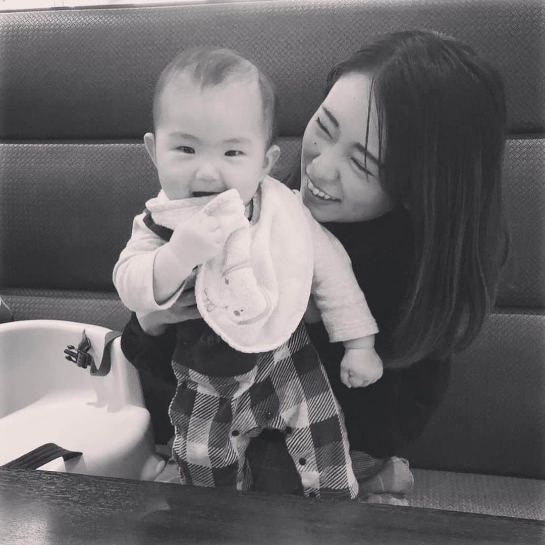 のインスタグラム：「. ご無沙汰です! あたし母ちゃんになって もう半年経ったってよ🤱 . 未だに 「うわぁ！あたしがママやってるんだぁ！」って自分でも不思議な気持ち😂💓 新生児の時期も可愛過ぎたけど ちょこまか動くようになり、 名前呼んだら反応したり、 ニッコニコ超えて げっらげらに笑ったり、 人間味が増して可愛いを更新しまくってる👼🏻💗 . 離乳食が始まったり 目を離せなかったり 大変さも更新してるけど 毎日が癒しなのは間違いなし⭕️ . 改めて 生まれてきてくれてありがとう♡ . .」