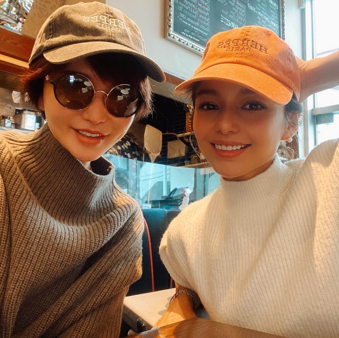 里美ゆりあのインスタグラム：「@rio_lv_vly  とlunch💗  お揃いCAPだよ💋  皆も私達とお揃いしましょ😄✌️  どしどしお待ちしております👏  ご予約はプロフィール欄の下記URLまで🥰  #lunch #cap  #ランチ #キャップ #friends  #friend」