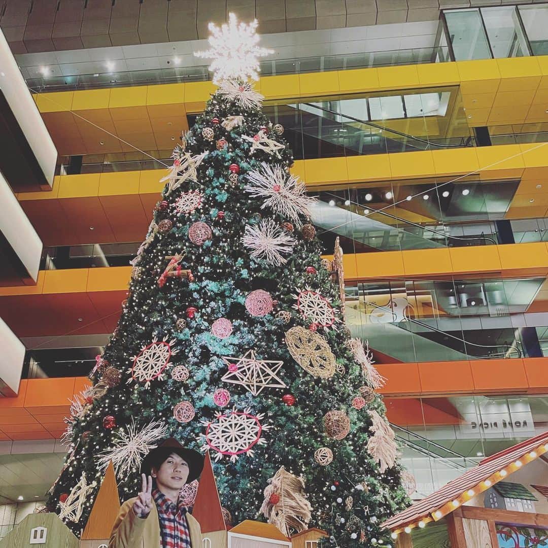 古市憲寿のインスタグラム：「二子玉川のクリスマスツリー😃 #森本千絵 #ピンポンパンポンプー」