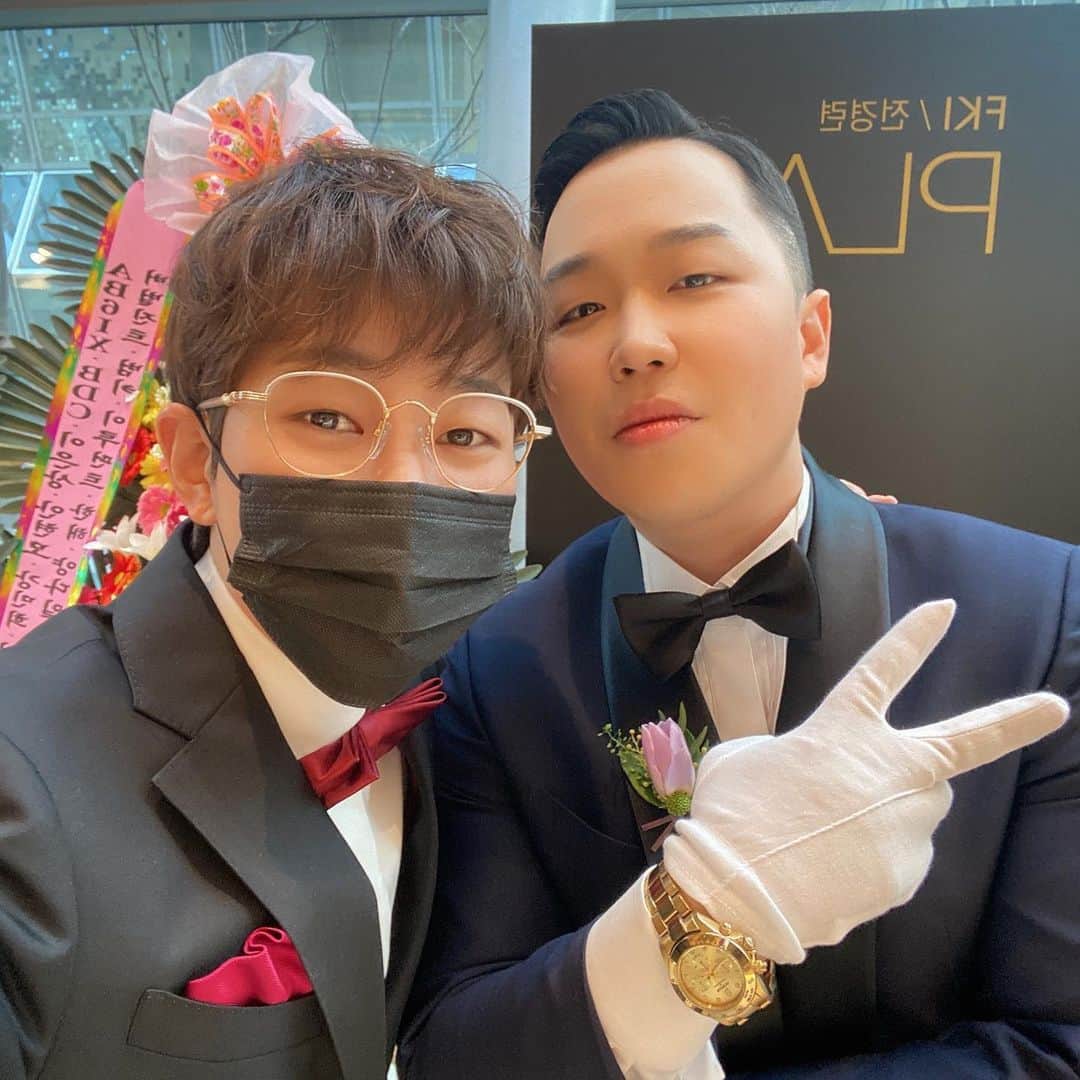 DINDINのインスタグラム：「결혼 축하해 박우탄!!!!! @wutan_vmc  7년전에 만나서 항상 같이 놀던 형이 결혼을 하네..  이렇게 다들 한명 한명 떠나는구나~~~ 힘든 시기에 식을 올린 만큼 꼭 행복해라 꼭!!!  #우탄 #딘딘 #쇼미2 #행복해야돼 #사회」