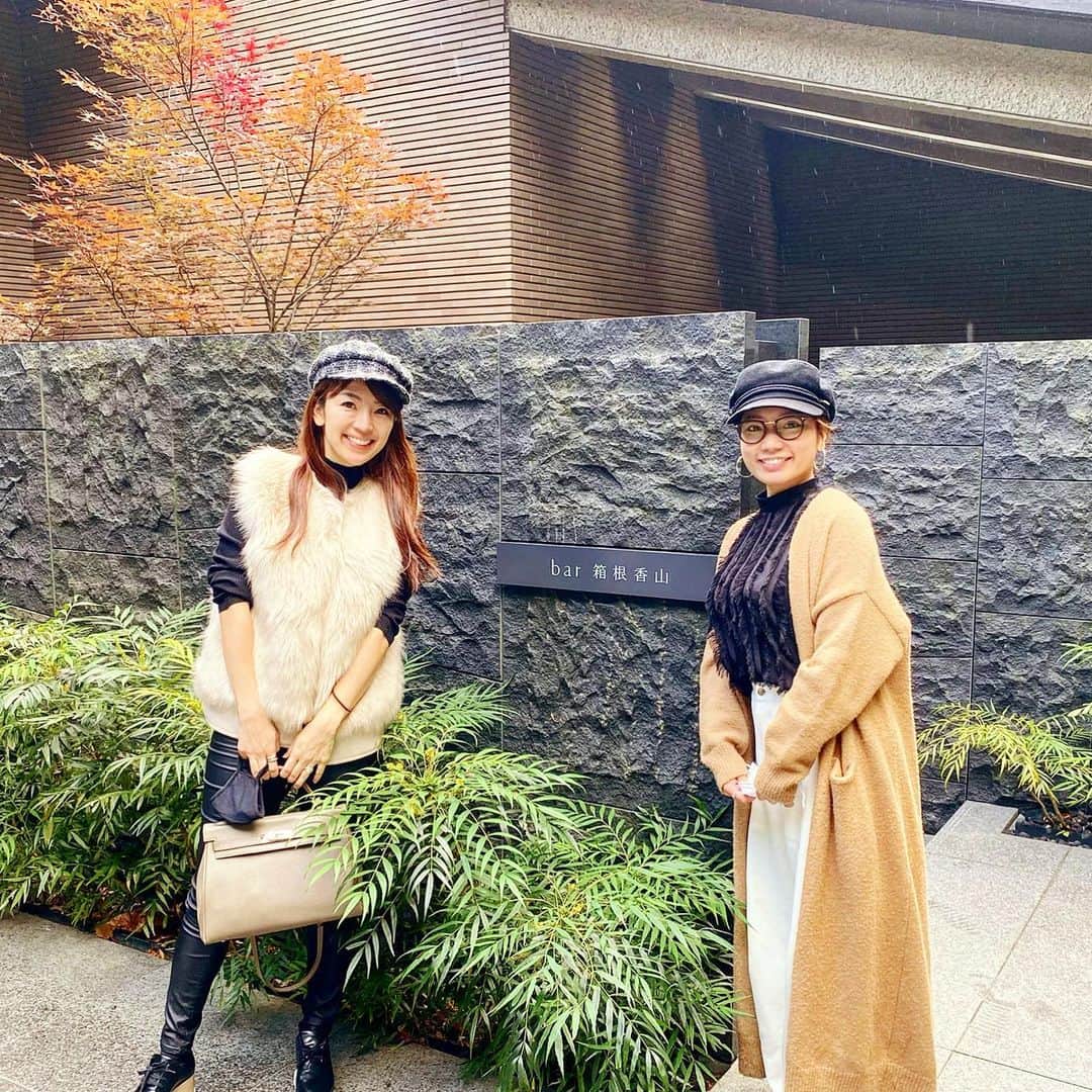 三浦マキのインスタグラム：「【Bar Hotel at 箱根香山】 反響が大きかったこちらのホテル。  滞在中は100種類以上あるアルコールを含むドリンクがほぼフリーフロー🍷✨  ワインやシャンパンが深夜2時までエンドレスに飲み放題というだけではなく、家具や調度品が全てセンスが良い!!  また露天風呂も付いているので、どれほど飲んでも翌朝はお肌はツルツル、二日酔い知らずという夢のような空間…✨  オトナ限定。 お酒ラバーにはたまらないホテルです💛  ちなみにフードはBarにてオーダー可能。朝ごはんは箱根の絶景を眺めながら、もちろんwith シャンパンで🍾  #barhotel箱根香山 #barhotel#Japan#trip#箱根」