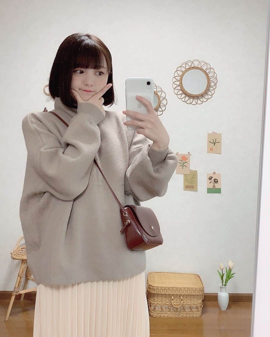 みさねのインスタグラム：「ㅤ 🧸🧸🧸 ㅤ トップス: @fifth_store  スカート:Cham. ショルダーバッグ:Cham. ㅤ #ボブ #ボブアレンジ #ボブヘアアレンジ #fifth #fifthtl #フィフス #カジュアル #ニット #ニットコーデ #平均身長コーデ #プチハイドルマンふんわりニット #スカートコーデ」