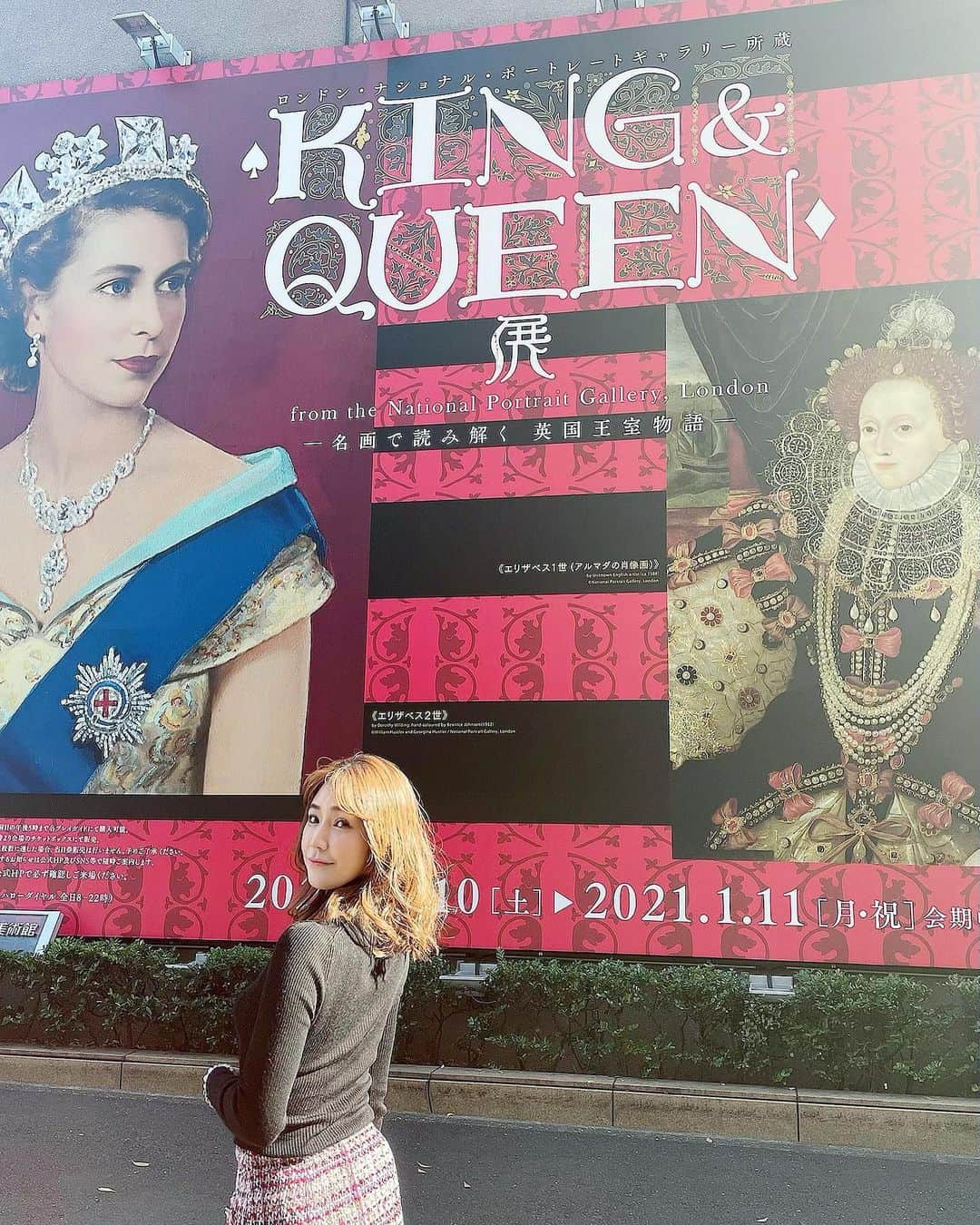 星読みプリンセス・エリ様さんのインスタグラム写真 - (星読みプリンセス・エリ様Instagram)「先日、すず音さん @suzookazoo にお誘い頂き、上野の森美術館で開催中の『KING & QUEEN展』へ行ってきました🤴👸﻿ ﻿ イギリスっぽく、タートルネックに赤ツイードのスカートコーデ🇬🇧💂🏻‍♀️﻿ ﻿ ﻿ ﻿ 英国王室の歴史本当面白かった！🇬🇧﻿ 王室の歴史はとてもドラマティックで、美人な人ほど不幸。﻿ ﻿ 家系図を見ていくと、今の皇太子の息子達、﻿ 血縁関係のない一般人と結婚しちゃってイギリス王室大丈夫か？と心配になる程、イギリス王室は血が濃い。﻿ 濃い事がいいとは限らないけど、薄まるのもどうかと思ってしまうなぁ。。﻿ ﻿ ﻿ 絵画をじっくり見るわたしを﻿ 「これが公務というものか…🖼」と王室を重ね合わせて見ているすず音さん笑﻿ ﻿ ﻿ 観賞後は、アフタヌーンティーティールームでランチ🍽﻿ クリスマスシーズン限定のプレートを頂きました🎄♡﻿ ﻿ ﻿ #キングアンドクイーン展﻿ #上野の森美術館#上野﻿ #美術館#イギリス王室﻿ #エリザベス女王#ロイヤルファミリー﻿ #美術#芸術#感性を磨く﻿ ﻿」12月5日 16時32分 - eri.princessmind