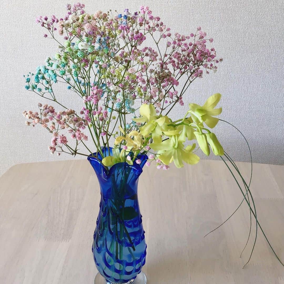 のインスタグラム：「. そして先月 結婚からも1年が経ちました💐 . バラが枯れても 美しく残り続けてるかすみ草♡ . 花言葉で 「感謝」「幸福」 の意味を持ってるらしく あたし達もかすみ草のように いつまでもどんなときも 互いに感謝を忘れず 何気なーい日常にある幸福を 共に感じ歩み続けたいなと☺️ . 1年経ちまた1年経って 10年、20年とずーっと この気持ちを忘れずに 夫婦生活が送れますように! . 完璧な奥様ではないけど 完璧を目指さず自分のペースで🙆‍♀️ . . あー、花がある生活って 本当に幸せ！ 見るたび微笑んでしまうぜ💗 . . #かすみ草 #結婚記念日 #flower」