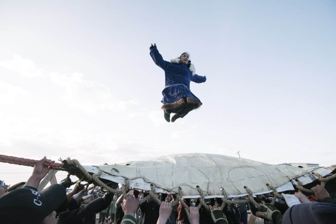 ナショナルジオグラフィックさんのインスタグラム写真 - (ナショナルジオグラフィックInstagram)「Photo by @kiliiiyuyan / At Nalukataq, the Iñupiaq whaling festival, the village of Utqiagvik Alaska, comes out to celebrate a fruitful whaling season and to give thanks to the whale for its gift. Here, successful whalers must do the blanket toss. They are thrown up to 30 feet (10m) in the air, and depend on everyone's hands to land safely. This trust goes back millennia, and ensures intimacy among the population in Iñupiaq villages. Follow me @kiliiiyuyan for more from the Indigenous world. #Alaska #arctic #inuit」12月5日 16時40分 - natgeo