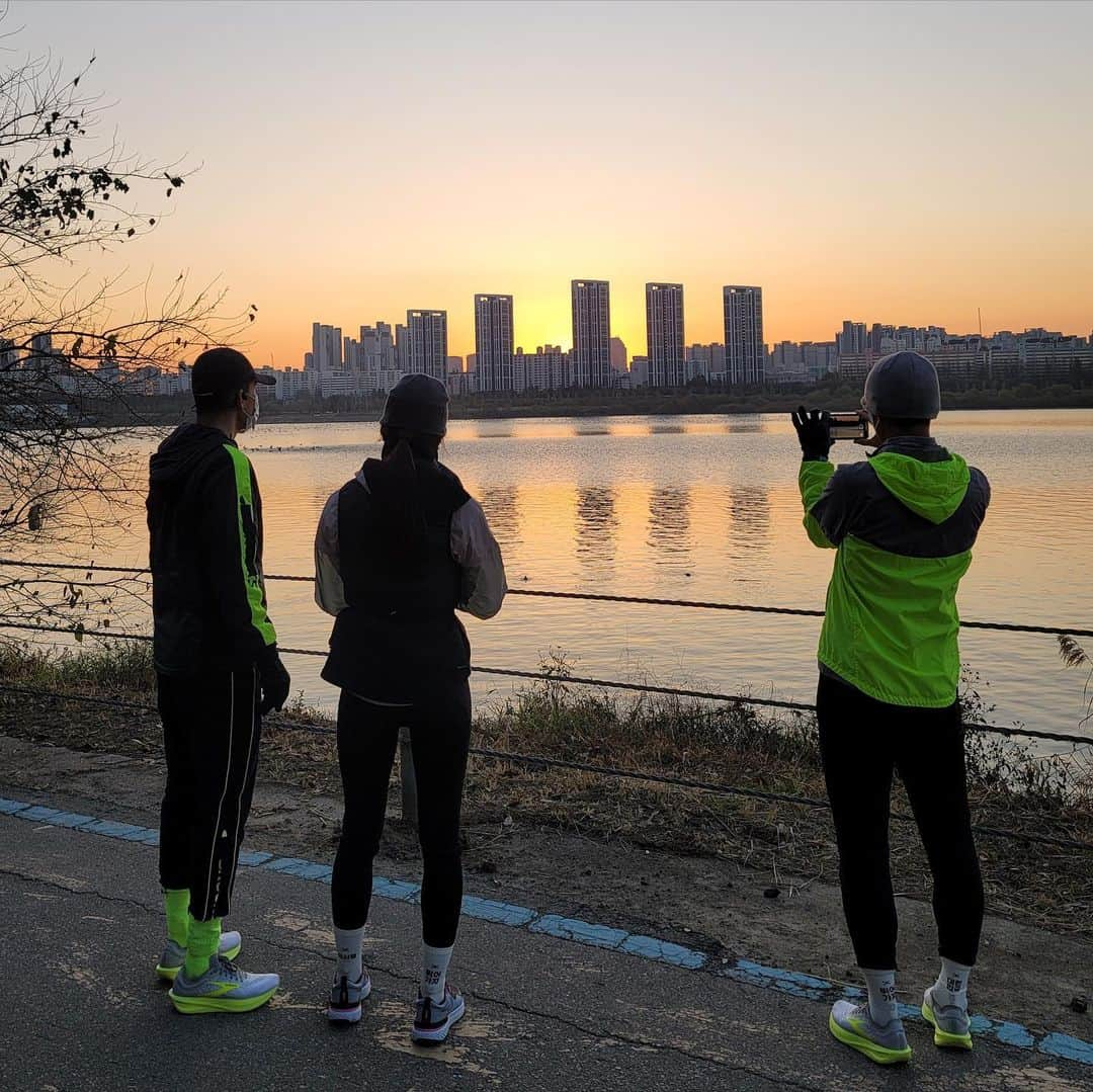 ジヌションさんのインスタグラム写真 - (ジヌションInstagram)「🏃‍♂️ 일출 러닝 원희 is back! 다시 러닝크루로 확실하게 컴백한 조원희선수 나 이어서 81.5km 뛰려면 열심히 훈련 해야지😁 #동계훈련 #아직이름못정한러닝크루」12月5日 16時41分 - jinusean3000