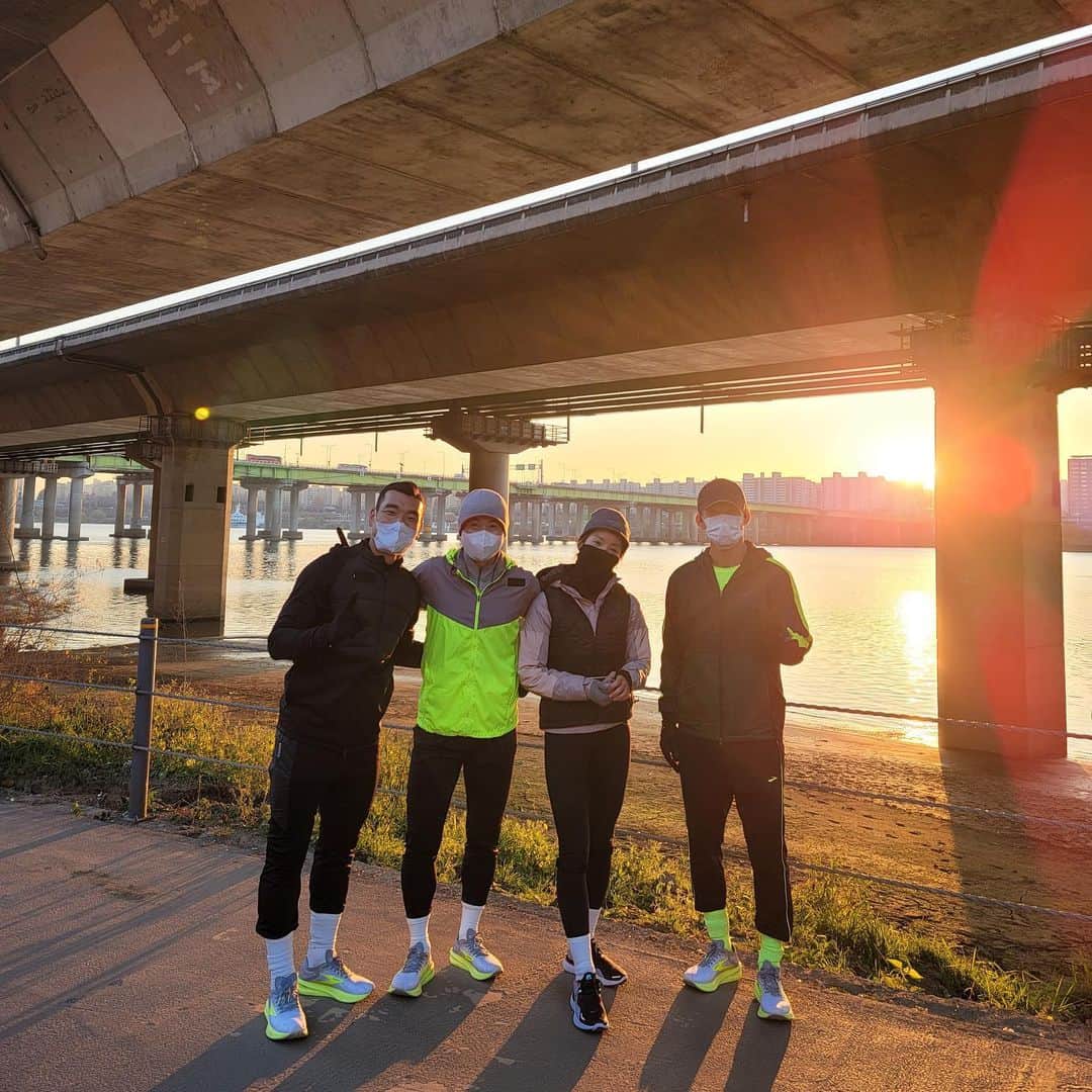 ジヌションさんのインスタグラム写真 - (ジヌションInstagram)「🏃‍♂️ 일출 러닝 원희 is back! 다시 러닝크루로 확실하게 컴백한 조원희선수 나 이어서 81.5km 뛰려면 열심히 훈련 해야지😁 #동계훈련 #아직이름못정한러닝크루」12月5日 16時41分 - jinusean3000