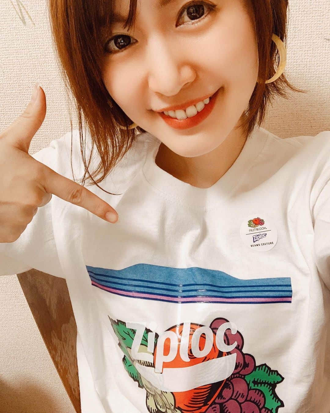 浜田真衣のインスタグラム：「ファンの方にいただいた Ziploc Tシャツ😂ww 意外にも可愛いくて かなり気に入ってしまった♡  通帳をZiplocに入れてたことが皆にバレ…いろいろとネタにされ…今に至る🤔笑  #monaカフェ #浜田真衣 #少し変わり者らしい #japanese #tshirt #instalike #instapic #instagood #instafashion」