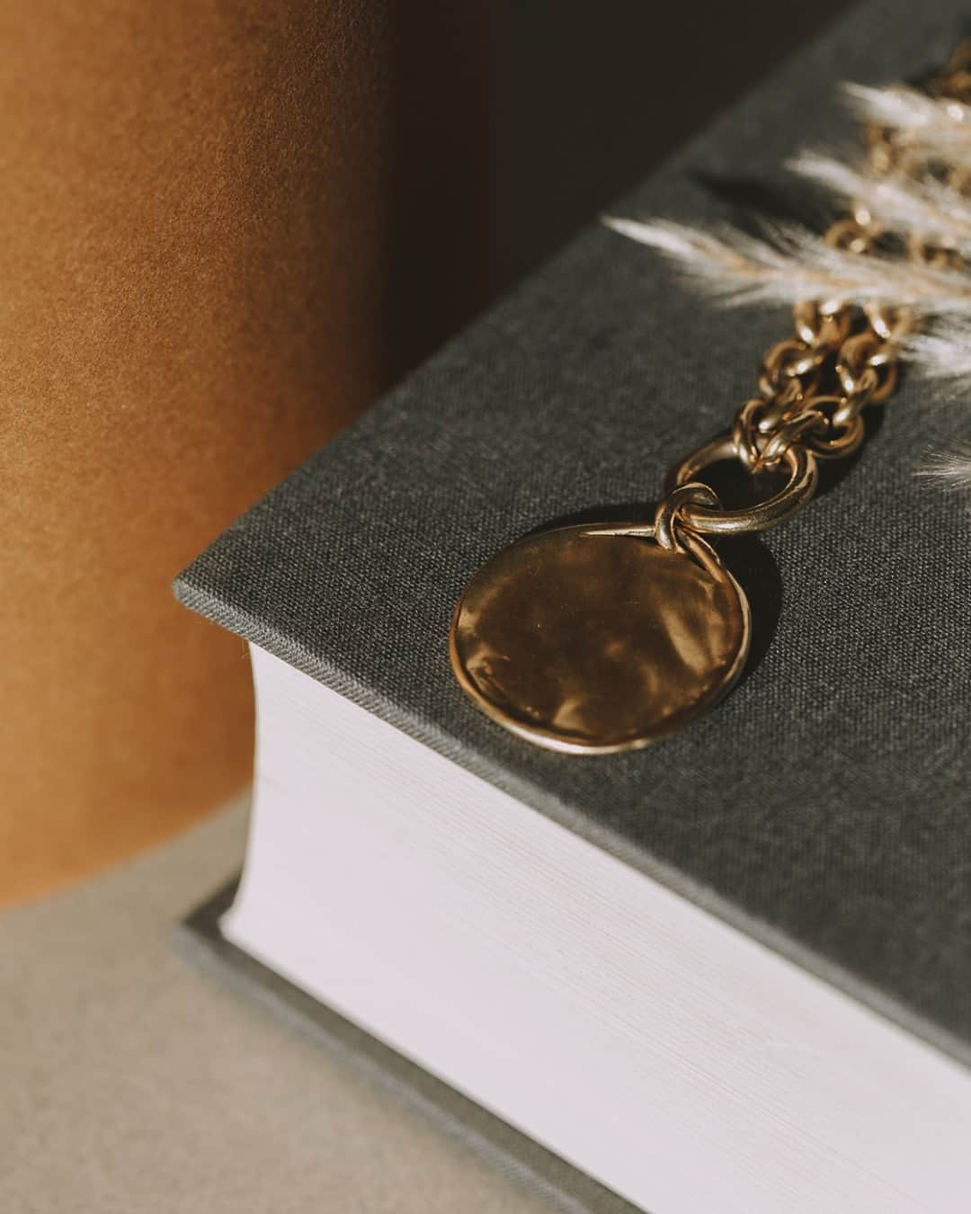 グーセンス パリのインスタグラム：「Apportez une touche personnelle à l’objet ou au bijou GOOSSENS de votre choix grâce à une gravure offerte.  Nous vous invitons à nous rendre visite, le samedi 19 décembre de 11h à 17h à la GALERIE GOOSSENS au 20 rue Cambon à Paris.  . 📷 by @alix.marnat」