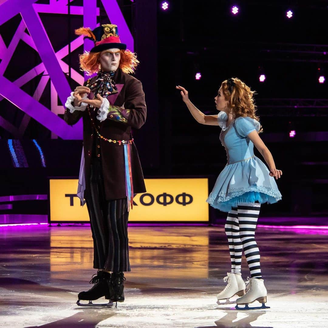 のインスタグラム：「Сегодня в 17:50 Ледниковый период @ice_1tv на Первом канале @1tv !🤩 ⠀ Тема десятого выпуска - "Литературные герои". И самое интересное, мы могли подобрать любое музыкальное сопровождение к любым литературным героям!🤗 ⠀ У Ольги @kuzmummy родилась просто отличная идея соединить героев сказки Алиса в стране чудес под прекрасную музыку цирка Дю Солей. Кажется, эти две истории просто созданы друг для друга! 🤩 ⠀ Уже совсем скоро вы увидите полёт Ольги, интересные костюмы, прекрасный грим и конечно сложнейшую программу! 🤗 ⠀ Напишите, как вам наша сказка?☺️ ⠀ ⠀ Photo by @poplavskaiaviktoriia  ⠀ #ледниковыйпериод #фигурноекатание #кузьминаэнберт #первыйканал #алисавстранечудес #циркдюсолей」