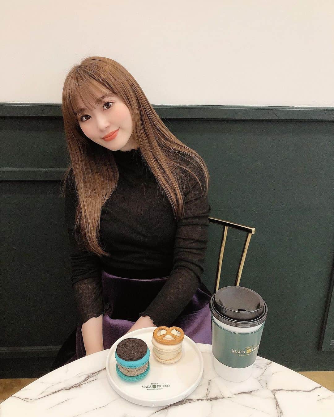 藤川沙弥のインスタグラム：「可愛いマカロン食べに行った日🧁  先日も　@sayaka_diptymoila さん にお任せして綺麗なベージュの髪色に🤎 ミネコラ2倍で髪の毛の水分量もあがって 艶々になるから最近はストレートヘア率高め♡  お気に入りのpurpleのベロアスカート💜 @verofonna でオーダーしていた物🌂☂️🔮 これ本当めっちゃ暖かいんです🥺🤍 前からこのネイビーを愛用していたんだけど 今年はデザインがリニューアルされて ウエスト前部分も同じ色になったみたいで 更にtopsを気にせずinしやすくなった✊🏻🥰 ベロア生地が高級感あって好き〰️〰️！」