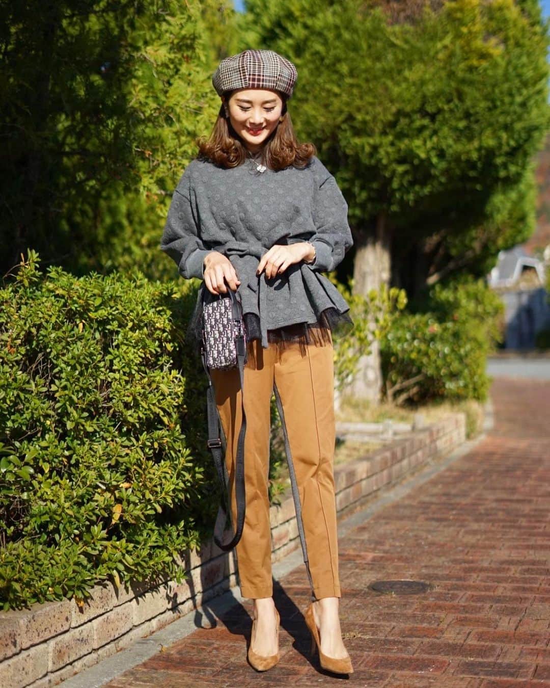 Mai Wakimizuのインスタグラム：「ドットプルオーバーのカラー違いはgray♡blackに比べるとチュールが目立って可愛いんです♡ウエストは、同生地の紐ベルトでキュッと絞ってシルエットに凹凸を。ショートパンツ合わせも好きだけど、今日は新作のパンツと♡デニムとのコーデもお勧めです＼(^o^)／ #wakkinstyle#ootd#coordinate#ママコーデ tops:#linkable @linkable_official(来週10日発売予定) pants:#linkable @linkable_official(近日発売予定) bag:#dior shoes:#manoloblahnik  hat:#ca4la」