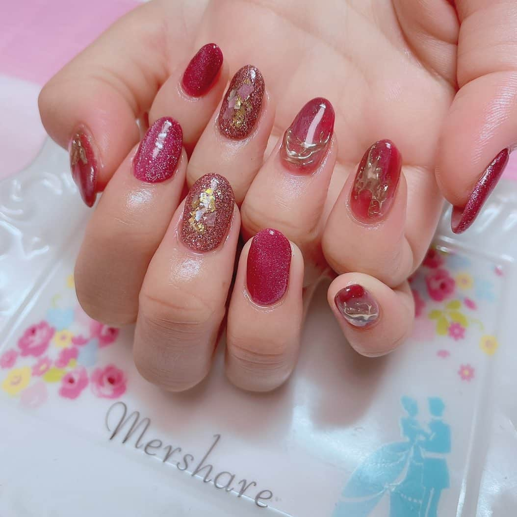 小林智絵さんのインスタグラム写真 - (小林智絵Instagram)「. . . . . new nail❤︎ . . . 今回はなんとなくのイメージだけ伝えて、さつきちゃんにお任せでお願いしました❤️!! . . 天才的に可愛くて本当に感謝でいっぱい🥺💕 . . ワンマンに向けて気合いが入りました🔥🔥 . . . . #mershare #winter #winternails #pimms #idol #tokyo #japan #ebisu #nail #newnail #nails #red #pink #マグネットネイル #ネイル #ニューネイル #ピムス #恵比寿 #日本 #東京 #冬 #冬ネイル」12月5日 16時53分 - kobayashichie_1012