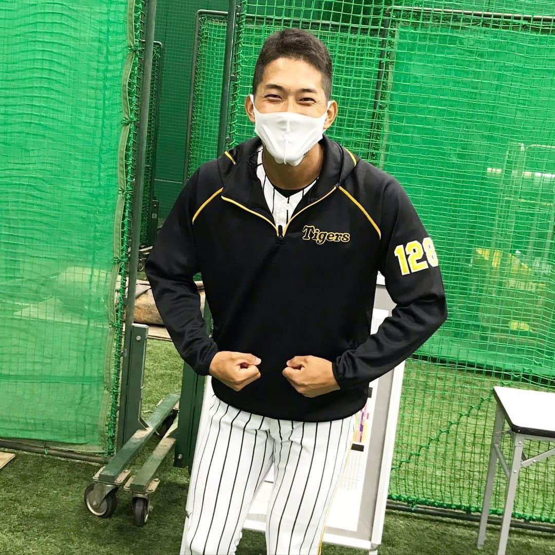 阪神タイガースさんのインスタグラム写真 - (阪神タイガースInstagram)「ファン感本番前に、髙山広報カメラが出動しました！なかなかインスタに登場しない選手を…と被写体を探して📷✨ #遠藤成 選手 #片山雄哉 選手 #藤田健斗 選手 藤田選手の寝癖をなおす #北條史也 選手 #奥山皓太 選手 今日の宿敵 #陽川尚将 選手 #髙山俊 選手 #髙山広報シリーズ  後ほどIGTVでもお届けします！ #阪神タイガース #ファン感謝デー2020」12月5日 16時58分 - hanshintigers_official