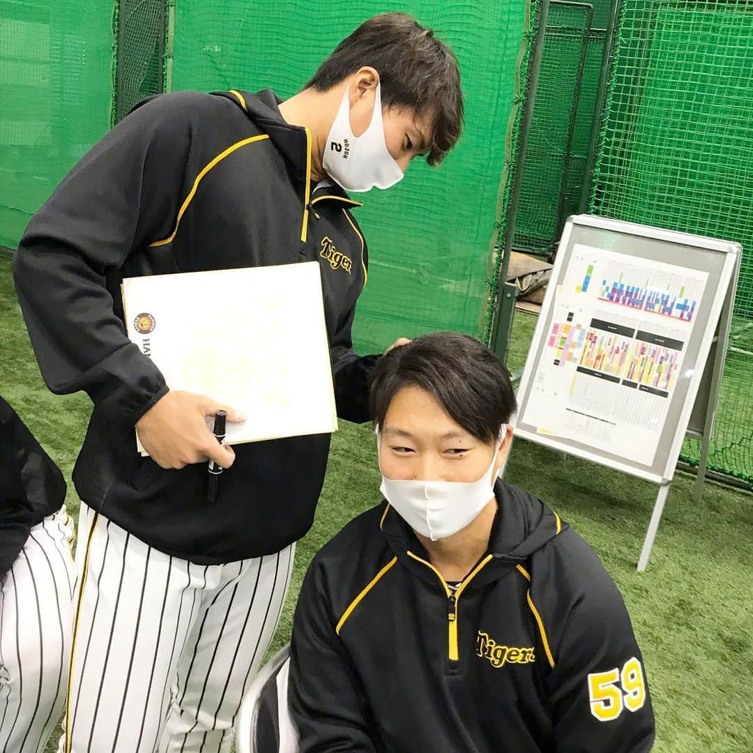 阪神タイガースさんのインスタグラム写真 - (阪神タイガースInstagram)「ファン感本番前に、髙山広報カメラが出動しました！なかなかインスタに登場しない選手を…と被写体を探して📷✨ #遠藤成 選手 #片山雄哉 選手 #藤田健斗 選手 藤田選手の寝癖をなおす #北條史也 選手 #奥山皓太 選手 今日の宿敵 #陽川尚将 選手 #髙山俊 選手 #髙山広報シリーズ  後ほどIGTVでもお届けします！ #阪神タイガース #ファン感謝デー2020」12月5日 16時58分 - hanshintigers_official